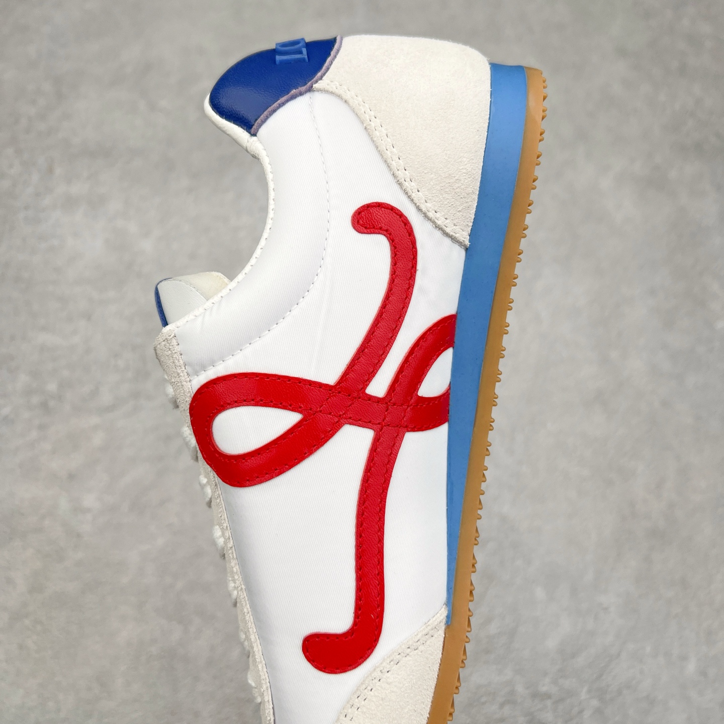 图片[7]-罗意威LOEWE 2025 | Ballet Runner2.0 新款芭蕾舞鞋 超级棒 不对称鞋头造型，作为LOEWE的标志性设计 超柔软，轻便且灵活的鞋底，新的波浪纹理橡胶外底，延伸至鞋头，升级的柔软皮革内衬和鞋床，提供最大舒适感，后跟有3D注塑橡胶徽标，真皮和皮料混搭彰显复古风格 内增高拼色德训鞋 阿甘鞋 小白鞋 拼色拼接鞋面 非常高级隐藏式小内增高 脚后跟设计新颖 柔软舒适 会被评为年度最舒适的暴走鞋 如履平地 原版细节 鞋面由进口麂皮 牛皮 原版布拼接 牛皮垫脚 原版定制磨具组合大底 原盒包装 内娱明星杨幂等众多同款上脚 小红书 一系列素材图 极具爆款。 尺码 35 36 37 38 39 40-选品中心