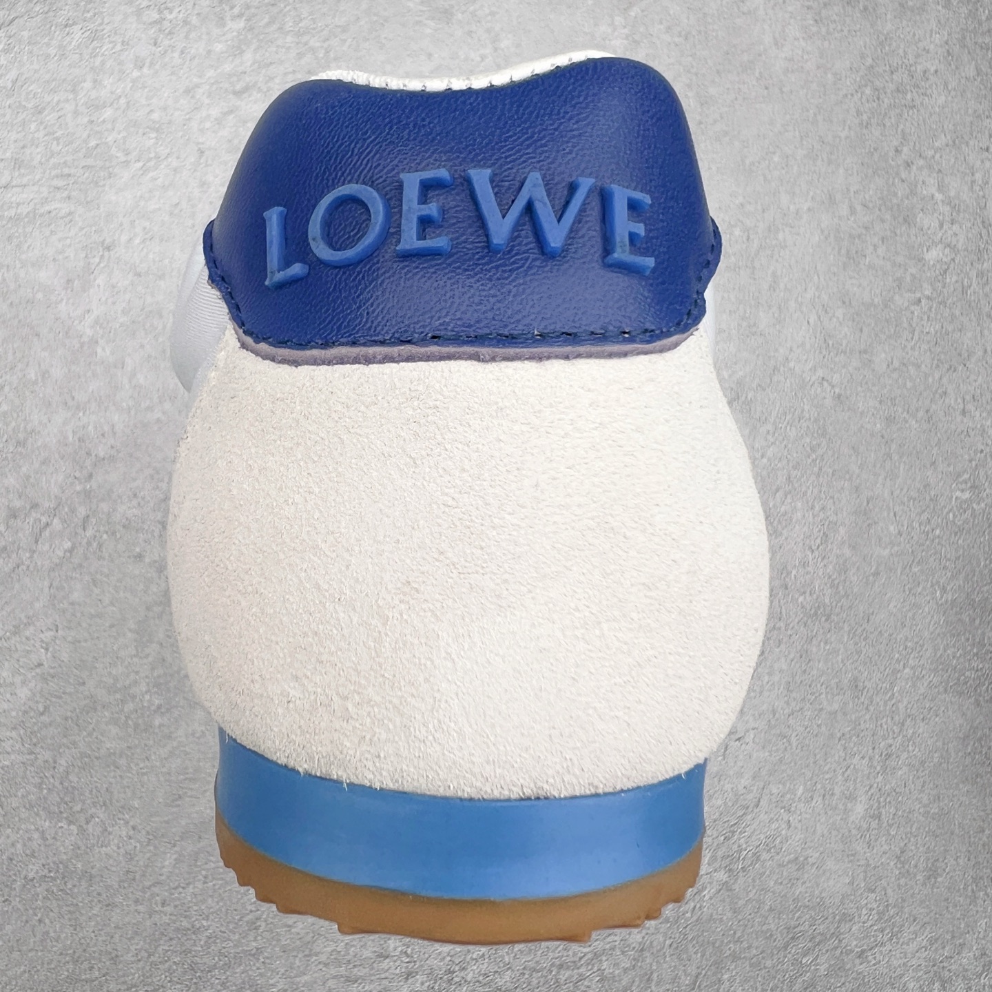 图片[8]-罗意威LOEWE 2025 | Ballet Runner2.0 新款芭蕾舞鞋 超级棒 不对称鞋头造型，作为LOEWE的标志性设计 超柔软，轻便且灵活的鞋底，新的波浪纹理橡胶外底，延伸至鞋头，升级的柔软皮革内衬和鞋床，提供最大舒适感，后跟有3D注塑橡胶徽标，真皮和皮料混搭彰显复古风格 内增高拼色德训鞋 阿甘鞋 小白鞋 拼色拼接鞋面 非常高级隐藏式小内增高 脚后跟设计新颖 柔软舒适 会被评为年度最舒适的暴走鞋 如履平地 原版细节 鞋面由进口麂皮 牛皮 原版布拼接 牛皮垫脚 原版定制磨具组合大底 原盒包装 内娱明星杨幂等众多同款上脚 小红书 一系列素材图 极具爆款。 尺码 35 36 37 38 39 40-选品中心