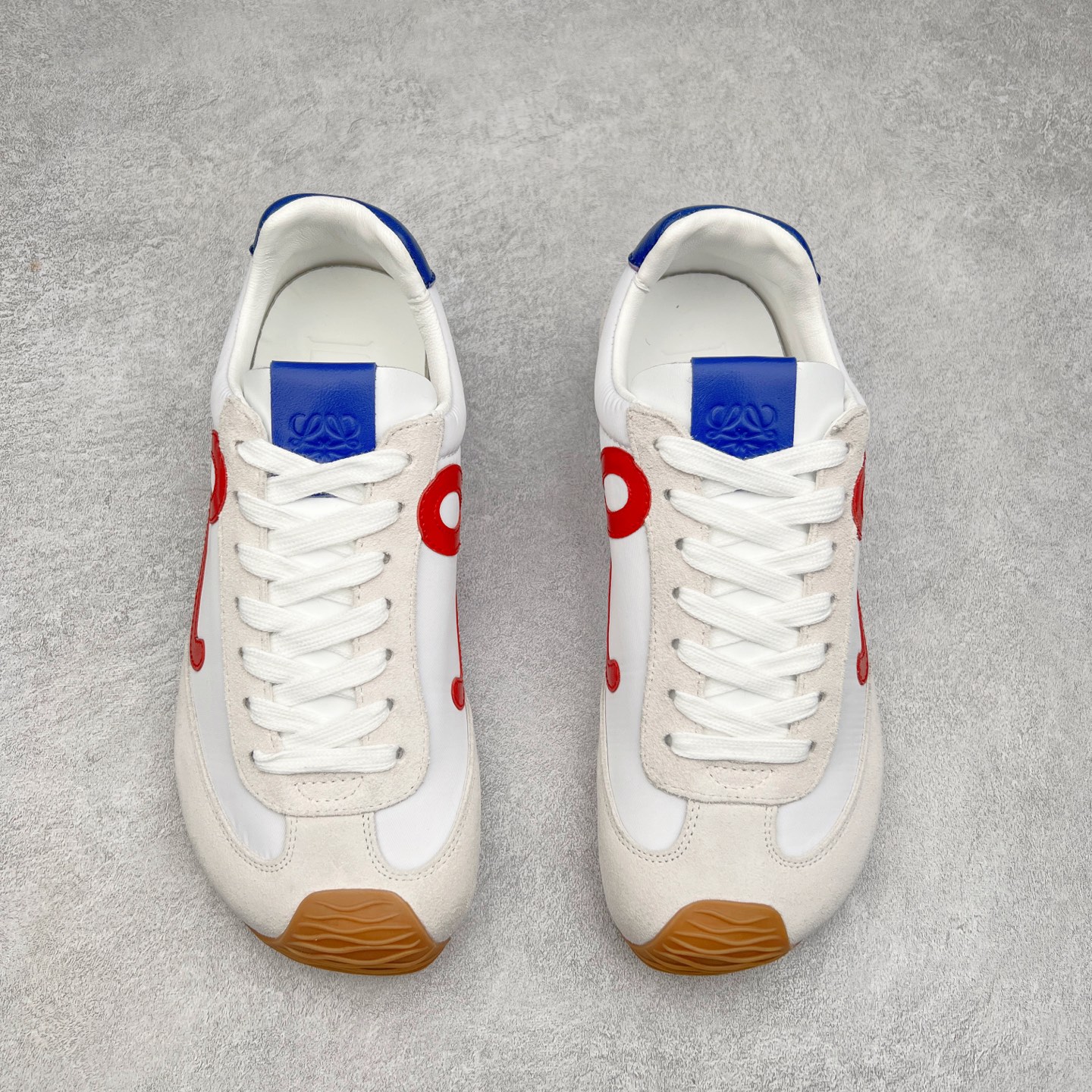 图片[2]-罗意威LOEWE 2025 | Ballet Runner2.0 新款芭蕾舞鞋 超级棒 不对称鞋头造型，作为LOEWE的标志性设计 超柔软，轻便且灵活的鞋底，新的波浪纹理橡胶外底，延伸至鞋头，升级的柔软皮革内衬和鞋床，提供最大舒适感，后跟有3D注塑橡胶徽标，真皮和皮料混搭彰显复古风格 内增高拼色德训鞋 阿甘鞋 小白鞋 拼色拼接鞋面 非常高级隐藏式小内增高 脚后跟设计新颖 柔软舒适 会被评为年度最舒适的暴走鞋 如履平地 原版细节 鞋面由进口麂皮 牛皮 原版布拼接 牛皮垫脚 原版定制磨具组合大底 原盒包装 内娱明星杨幂等众多同款上脚 小红书 一系列素材图 极具爆款。 尺码 35 36 37 38 39 40-选品中心