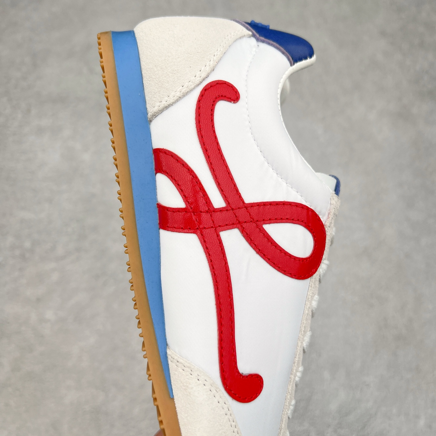 图片[6]-罗意威LOEWE 2025 | Ballet Runner2.0 新款芭蕾舞鞋 超级棒 不对称鞋头造型，作为LOEWE的标志性设计 超柔软，轻便且灵活的鞋底，新的波浪纹理橡胶外底，延伸至鞋头，升级的柔软皮革内衬和鞋床，提供最大舒适感，后跟有3D注塑橡胶徽标，真皮和皮料混搭彰显复古风格 内增高拼色德训鞋 阿甘鞋 小白鞋 拼色拼接鞋面 非常高级隐藏式小内增高 脚后跟设计新颖 柔软舒适 会被评为年度最舒适的暴走鞋 如履平地 原版细节 鞋面由进口麂皮 牛皮 原版布拼接 牛皮垫脚 原版定制磨具组合大底 原盒包装 内娱明星杨幂等众多同款上脚 小红书 一系列素材图 极具爆款。 尺码 35 36 37 38 39 40-选品中心