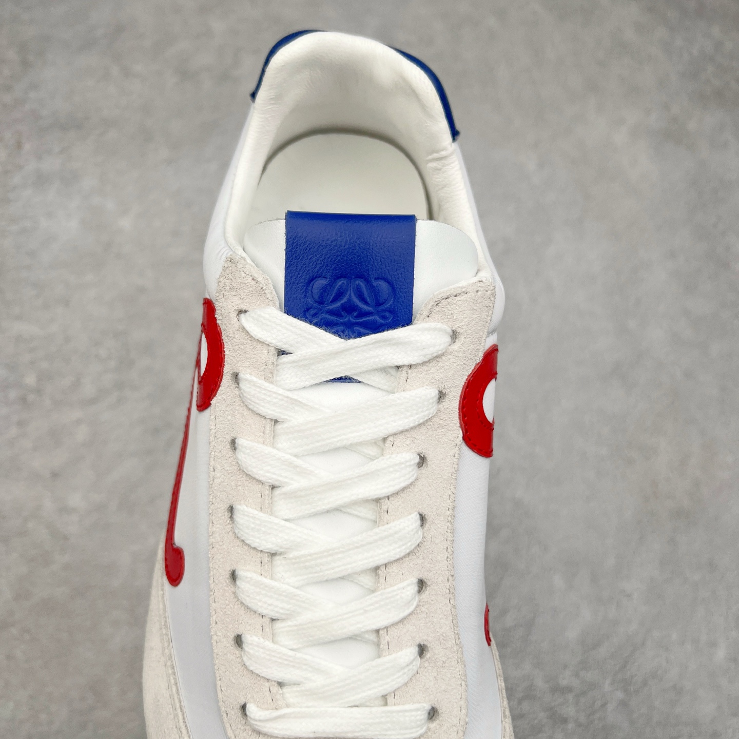 图片[5]-罗意威LOEWE 2025 | Ballet Runner2.0 新款芭蕾舞鞋 超级棒 不对称鞋头造型，作为LOEWE的标志性设计 超柔软，轻便且灵活的鞋底，新的波浪纹理橡胶外底，延伸至鞋头，升级的柔软皮革内衬和鞋床，提供最大舒适感，后跟有3D注塑橡胶徽标，真皮和皮料混搭彰显复古风格 内增高拼色德训鞋 阿甘鞋 小白鞋 拼色拼接鞋面 非常高级隐藏式小内增高 脚后跟设计新颖 柔软舒适 会被评为年度最舒适的暴走鞋 如履平地 原版细节 鞋面由进口麂皮 牛皮 原版布拼接 牛皮垫脚 原版定制磨具组合大底 原盒包装 内娱明星杨幂等众多同款上脚 小红书 一系列素材图 极具爆款。 尺码 35 36 37 38 39 40-选品中心