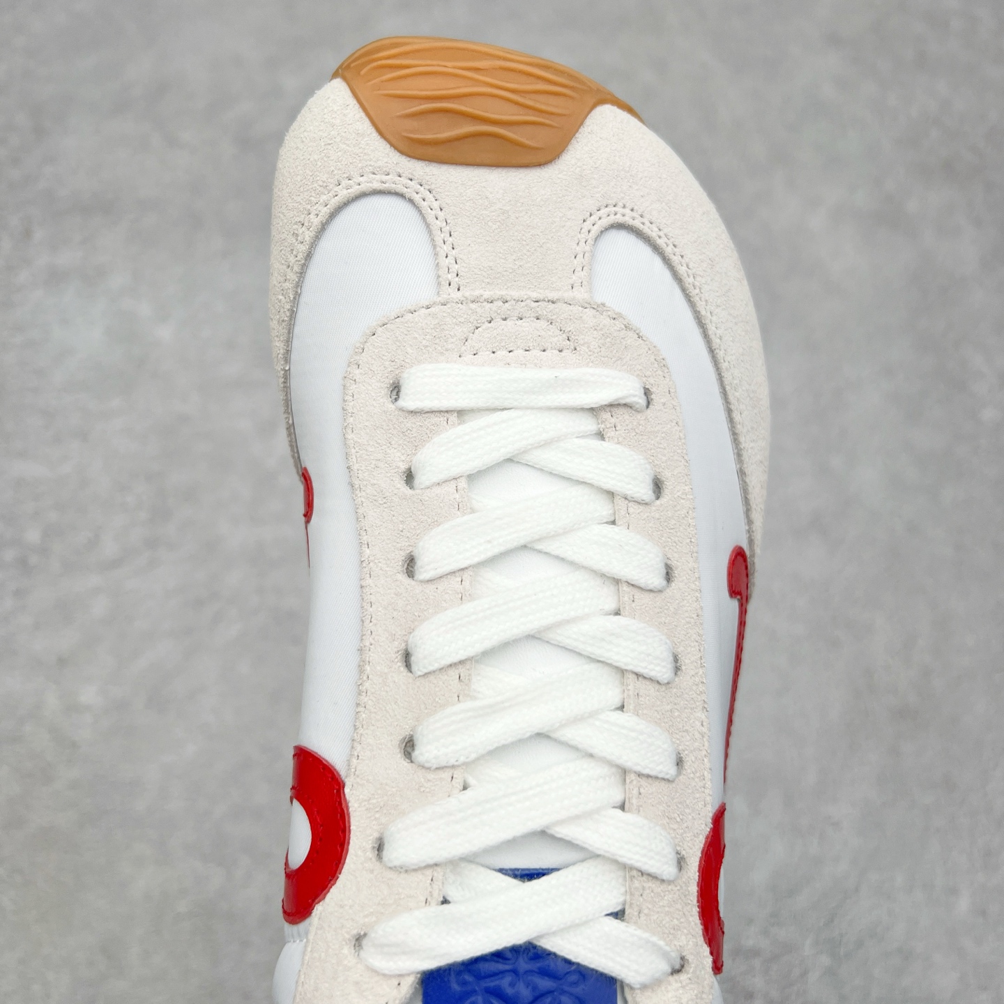 图片[4]-罗意威LOEWE 2025 | Ballet Runner2.0 新款芭蕾舞鞋 超级棒 不对称鞋头造型，作为LOEWE的标志性设计 超柔软，轻便且灵活的鞋底，新的波浪纹理橡胶外底，延伸至鞋头，升级的柔软皮革内衬和鞋床，提供最大舒适感，后跟有3D注塑橡胶徽标，真皮和皮料混搭彰显复古风格 内增高拼色德训鞋 阿甘鞋 小白鞋 拼色拼接鞋面 非常高级隐藏式小内增高 脚后跟设计新颖 柔软舒适 会被评为年度最舒适的暴走鞋 如履平地 原版细节 鞋面由进口麂皮 牛皮 原版布拼接 牛皮垫脚 原版定制磨具组合大底 原盒包装 内娱明星杨幂等众多同款上脚 小红书 一系列素材图 极具爆款。 尺码 35 36 37 38 39 40-选品中心