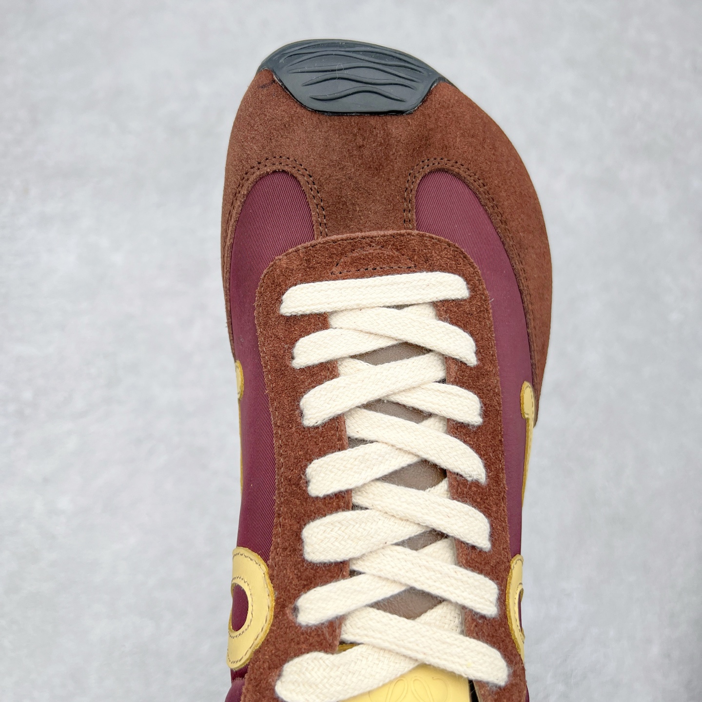 图片[4]-罗意威LOEWE 2025 | Ballet Runner2.0 新款芭蕾舞鞋 超级棒 不对称鞋头造型，作为LOEWE的标志性设计 超柔软，轻便且灵活的鞋底，新的波浪纹理橡胶外底，延伸至鞋头，升级的柔软皮革内衬和鞋床，提供最大舒适感，后跟有3D注塑橡胶徽标，真皮和皮料混搭彰显复古风格 内增高拼色德训鞋 阿甘鞋 小白鞋 拼色拼接鞋面 非常高级隐藏式小内增高 脚后跟设计新颖 柔软舒适 会被评为年度最舒适的暴走鞋 如履平地 原版细节 鞋面由进口麂皮 牛皮 原版布拼接 牛皮垫脚 原版定制磨具组合大底 原盒包装 内娱明星杨幂等众多同款上脚 小红书 一系列素材图 极具爆款。 尺码 35 36 37 38 39 40-选品中心