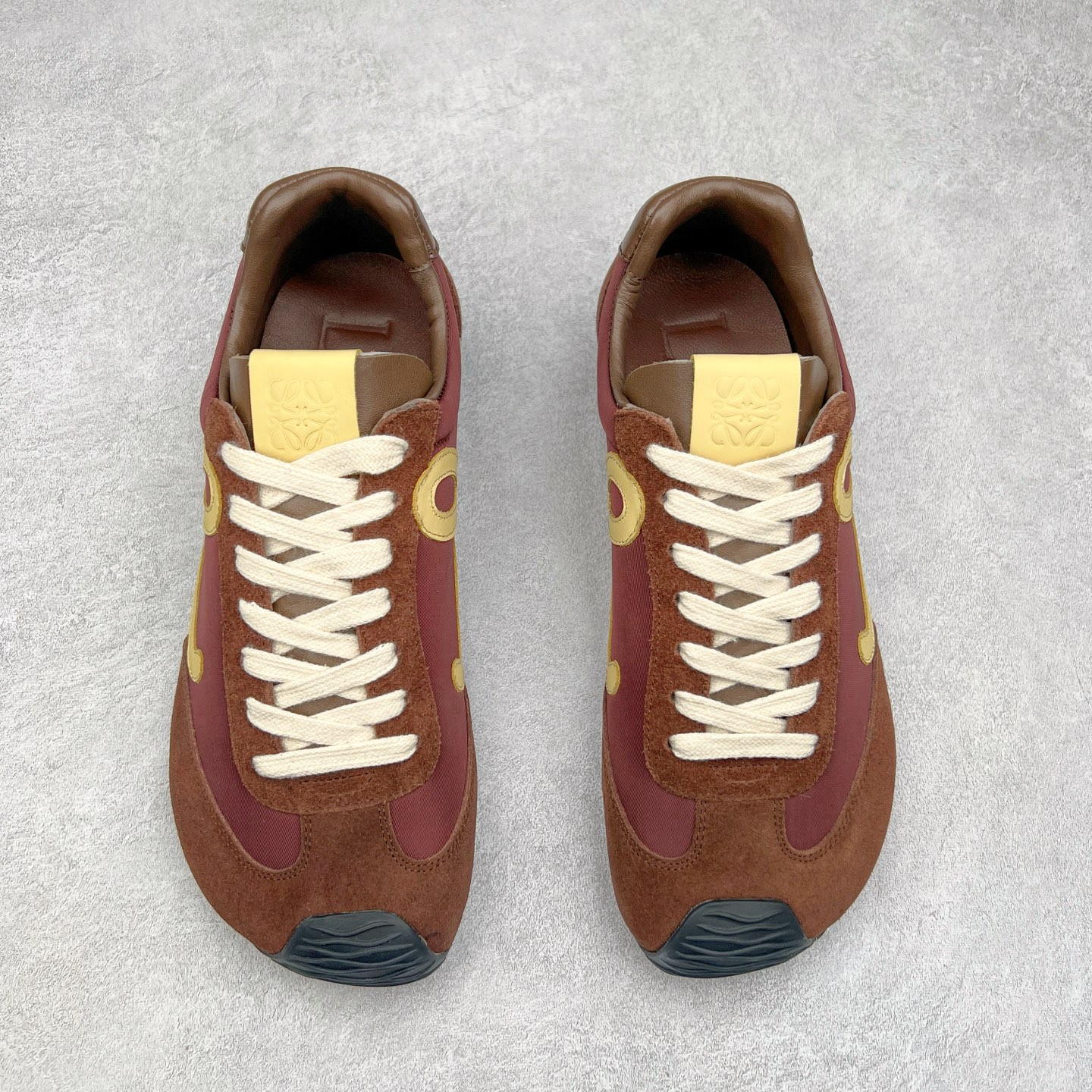 图片[2]-罗意威LOEWE 2025 | Ballet Runner2.0 新款芭蕾舞鞋 超级棒 不对称鞋头造型，作为LOEWE的标志性设计 超柔软，轻便且灵活的鞋底，新的波浪纹理橡胶外底，延伸至鞋头，升级的柔软皮革内衬和鞋床，提供最大舒适感，后跟有3D注塑橡胶徽标，真皮和皮料混搭彰显复古风格 内增高拼色德训鞋 阿甘鞋 小白鞋 拼色拼接鞋面 非常高级隐藏式小内增高 脚后跟设计新颖 柔软舒适 会被评为年度最舒适的暴走鞋 如履平地 原版细节 鞋面由进口麂皮 牛皮 原版布拼接 牛皮垫脚 原版定制磨具组合大底 原盒包装 内娱明星杨幂等众多同款上脚 小红书 一系列素材图 极具爆款。 尺码 35 36 37 38 39 40-选品中心