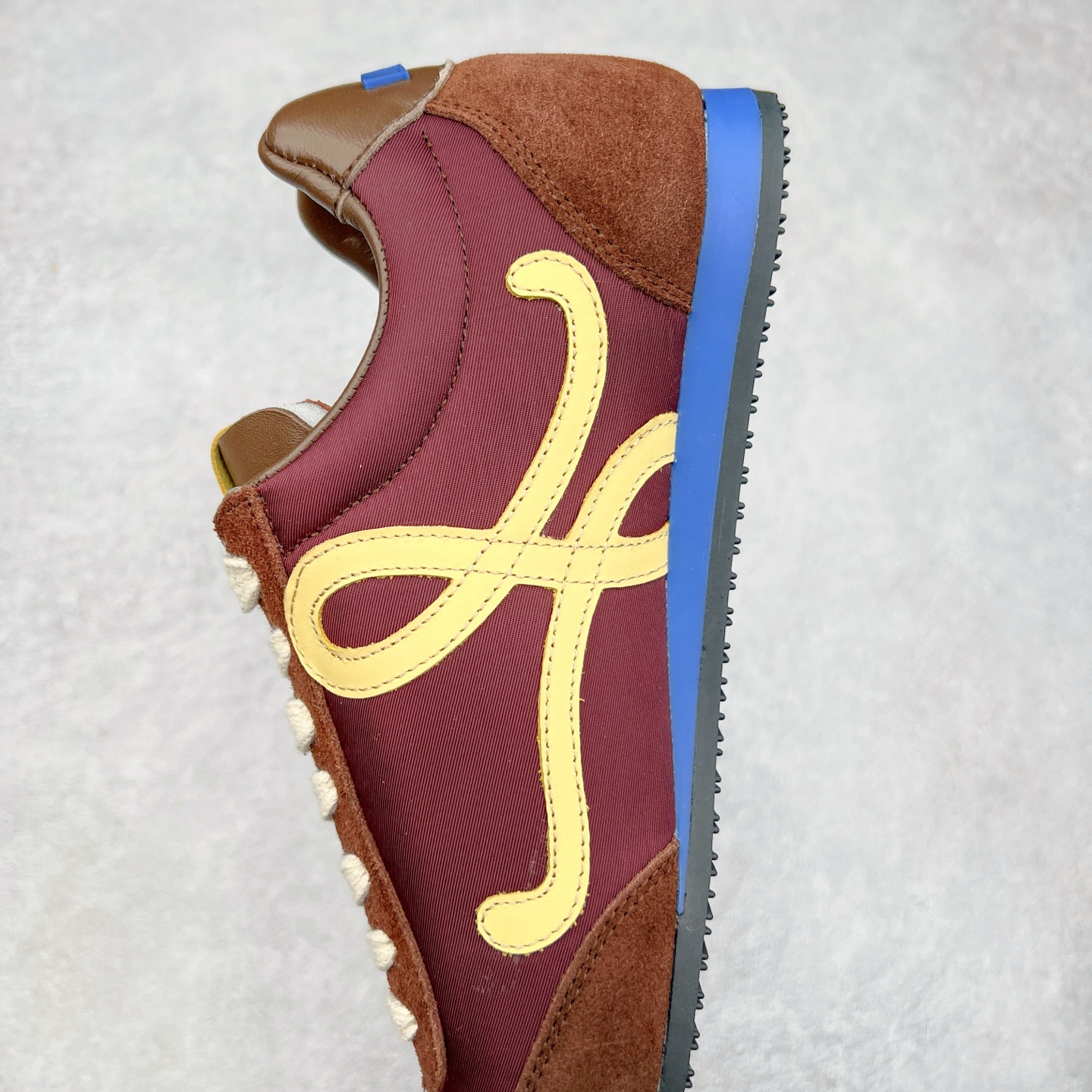 图片[7]-罗意威LOEWE 2025 | Ballet Runner2.0 新款芭蕾舞鞋 超级棒 不对称鞋头造型，作为LOEWE的标志性设计 超柔软，轻便且灵活的鞋底，新的波浪纹理橡胶外底，延伸至鞋头，升级的柔软皮革内衬和鞋床，提供最大舒适感，后跟有3D注塑橡胶徽标，真皮和皮料混搭彰显复古风格 内增高拼色德训鞋 阿甘鞋 小白鞋 拼色拼接鞋面 非常高级隐藏式小内增高 脚后跟设计新颖 柔软舒适 会被评为年度最舒适的暴走鞋 如履平地 原版细节 鞋面由进口麂皮 牛皮 原版布拼接 牛皮垫脚 原版定制磨具组合大底 原盒包装 内娱明星杨幂等众多同款上脚 小红书 一系列素材图 极具爆款。 尺码 35 36 37 38 39 40-选品中心