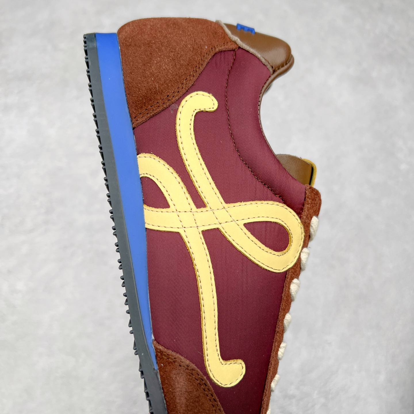 图片[6]-罗意威LOEWE 2025 | Ballet Runner2.0 新款芭蕾舞鞋 超级棒 不对称鞋头造型，作为LOEWE的标志性设计 超柔软，轻便且灵活的鞋底，新的波浪纹理橡胶外底，延伸至鞋头，升级的柔软皮革内衬和鞋床，提供最大舒适感，后跟有3D注塑橡胶徽标，真皮和皮料混搭彰显复古风格 内增高拼色德训鞋 阿甘鞋 小白鞋 拼色拼接鞋面 非常高级隐藏式小内增高 脚后跟设计新颖 柔软舒适 会被评为年度最舒适的暴走鞋 如履平地 原版细节 鞋面由进口麂皮 牛皮 原版布拼接 牛皮垫脚 原版定制磨具组合大底 原盒包装 内娱明星杨幂等众多同款上脚 小红书 一系列素材图 极具爆款。 尺码 35 36 37 38 39 40-选品中心