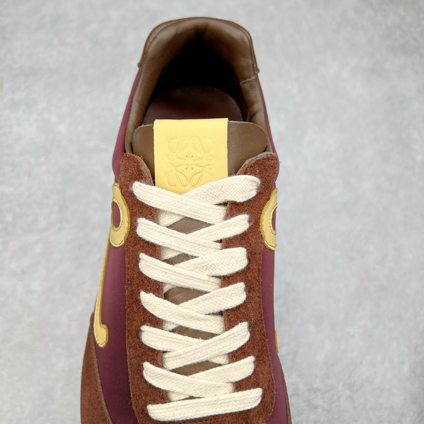 图片[5]-罗意威LOEWE 2025 | Ballet Runner2.0 新款芭蕾舞鞋 超级棒 不对称鞋头造型，作为LOEWE的标志性设计 超柔软，轻便且灵活的鞋底，新的波浪纹理橡胶外底，延伸至鞋头，升级的柔软皮革内衬和鞋床，提供最大舒适感，后跟有3D注塑橡胶徽标，真皮和皮料混搭彰显复古风格 内增高拼色德训鞋 阿甘鞋 小白鞋 拼色拼接鞋面 非常高级隐藏式小内增高 脚后跟设计新颖 柔软舒适 会被评为年度最舒适的暴走鞋 如履平地 原版细节 鞋面由进口麂皮 牛皮 原版布拼接 牛皮垫脚 原版定制磨具组合大底 原盒包装 内娱明星杨幂等众多同款上脚 小红书 一系列素材图 极具爆款。 尺码 35 36 37 38 39 40-选品中心