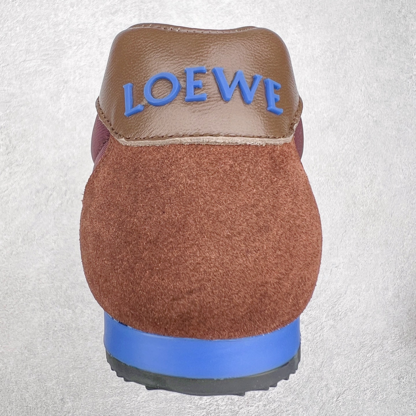 图片[8]-罗意威LOEWE 2025 | Ballet Runner2.0 新款芭蕾舞鞋 超级棒 不对称鞋头造型，作为LOEWE的标志性设计 超柔软，轻便且灵活的鞋底，新的波浪纹理橡胶外底，延伸至鞋头，升级的柔软皮革内衬和鞋床，提供最大舒适感，后跟有3D注塑橡胶徽标，真皮和皮料混搭彰显复古风格 内增高拼色德训鞋 阿甘鞋 小白鞋 拼色拼接鞋面 非常高级隐藏式小内增高 脚后跟设计新颖 柔软舒适 会被评为年度最舒适的暴走鞋 如履平地 原版细节 鞋面由进口麂皮 牛皮 原版布拼接 牛皮垫脚 原版定制磨具组合大底 原盒包装 内娱明星杨幂等众多同款上脚 小红书 一系列素材图 极具爆款。 尺码 35 36 37 38 39 40-选品中心