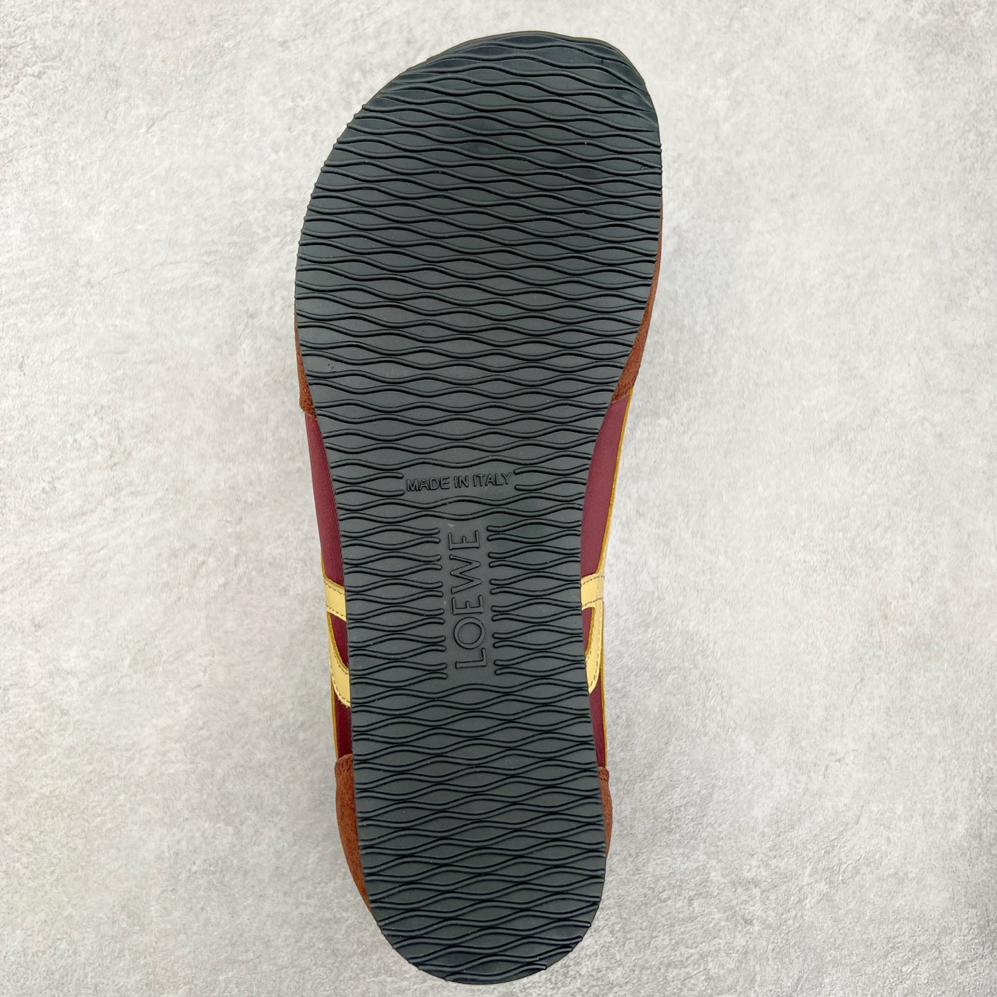 图片[9]-罗意威LOEWE 2025 | Ballet Runner2.0 新款芭蕾舞鞋 超级棒 不对称鞋头造型，作为LOEWE的标志性设计 超柔软，轻便且灵活的鞋底，新的波浪纹理橡胶外底，延伸至鞋头，升级的柔软皮革内衬和鞋床，提供最大舒适感，后跟有3D注塑橡胶徽标，真皮和皮料混搭彰显复古风格 内增高拼色德训鞋 阿甘鞋 小白鞋 拼色拼接鞋面 非常高级隐藏式小内增高 脚后跟设计新颖 柔软舒适 会被评为年度最舒适的暴走鞋 如履平地 原版细节 鞋面由进口麂皮 牛皮 原版布拼接 牛皮垫脚 原版定制磨具组合大底 原盒包装 内娱明星杨幂等众多同款上脚 小红书 一系列素材图 极具爆款。 尺码 35 36 37 38 39 40-选品中心