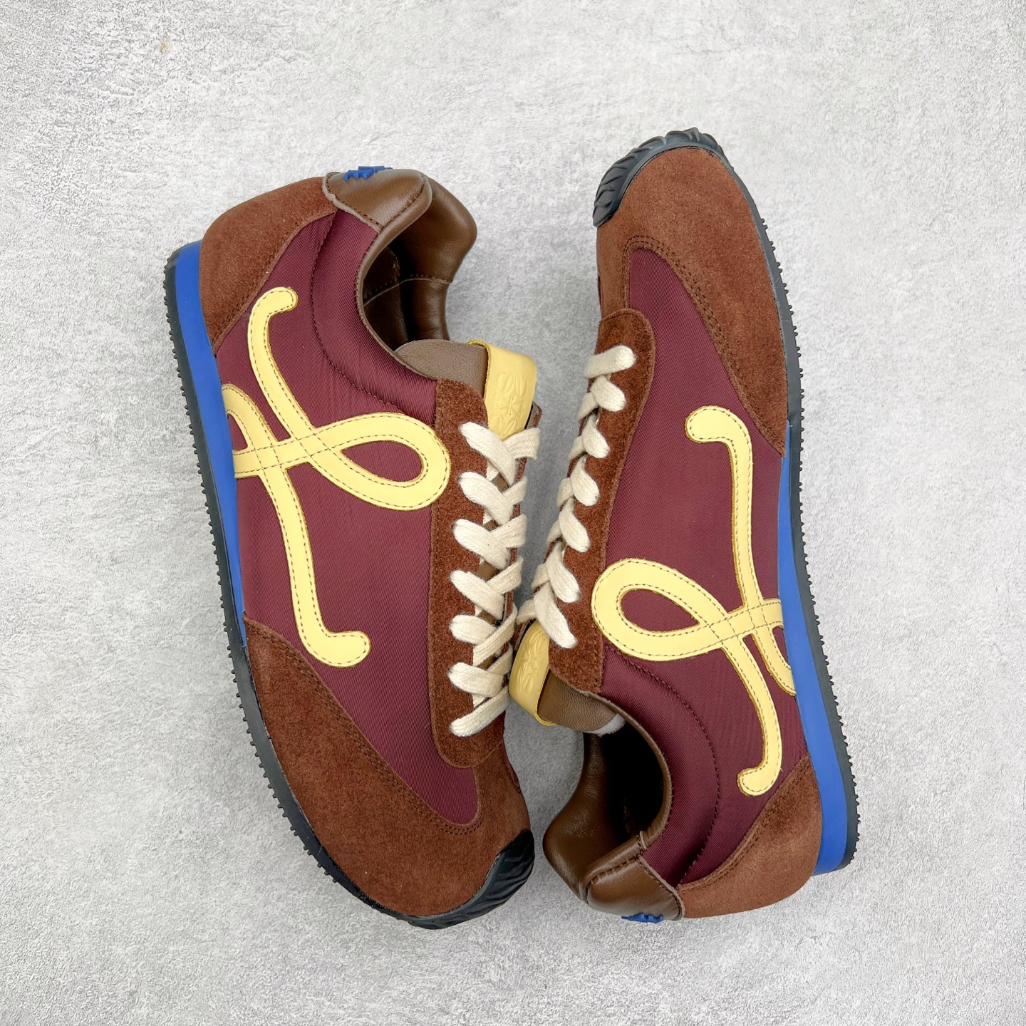 图片[3]-罗意威LOEWE 2025 | Ballet Runner2.0 新款芭蕾舞鞋 超级棒 不对称鞋头造型，作为LOEWE的标志性设计 超柔软，轻便且灵活的鞋底，新的波浪纹理橡胶外底，延伸至鞋头，升级的柔软皮革内衬和鞋床，提供最大舒适感，后跟有3D注塑橡胶徽标，真皮和皮料混搭彰显复古风格 内增高拼色德训鞋 阿甘鞋 小白鞋 拼色拼接鞋面 非常高级隐藏式小内增高 脚后跟设计新颖 柔软舒适 会被评为年度最舒适的暴走鞋 如履平地 原版细节 鞋面由进口麂皮 牛皮 原版布拼接 牛皮垫脚 原版定制磨具组合大底 原盒包装 内娱明星杨幂等众多同款上脚 小红书 一系列素材图 极具爆款。 尺码 35 36 37 38 39 40-选品中心