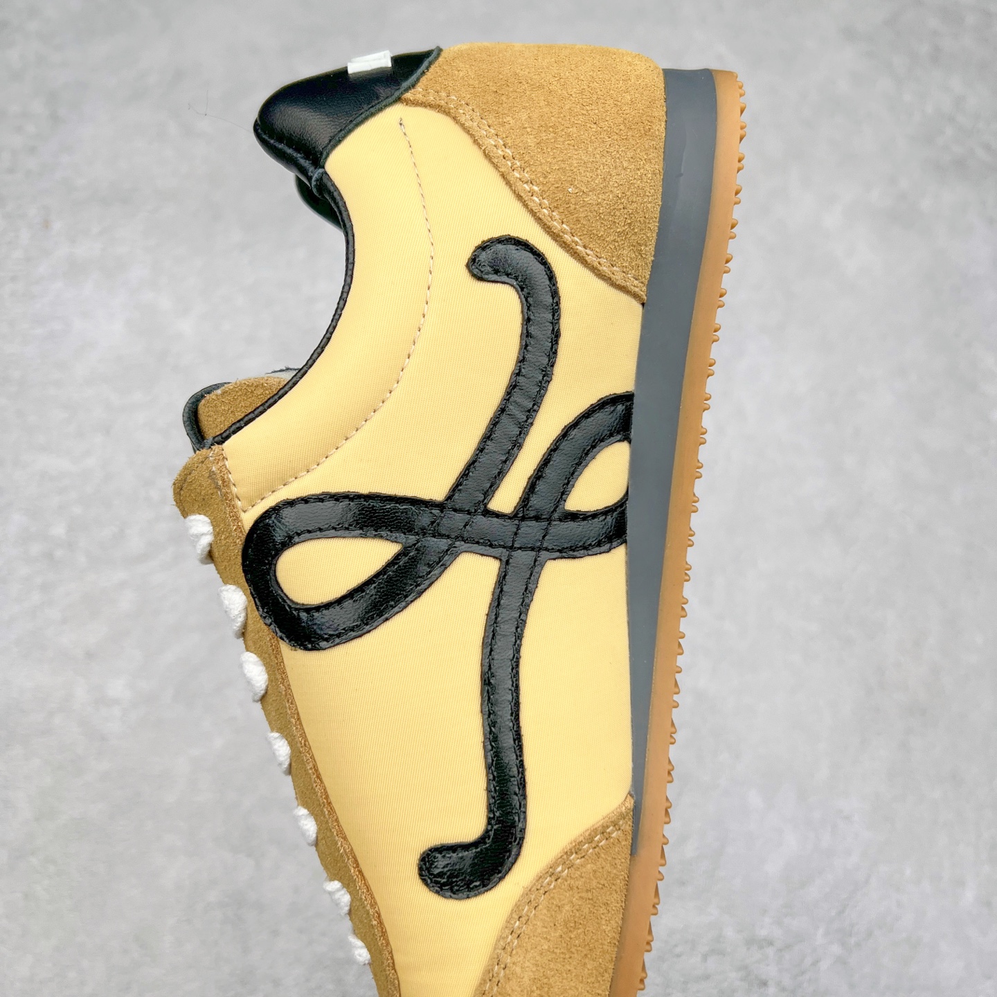 图片[7]-罗意威LOEWE 2025 | Ballet Runner2.0 新款芭蕾舞鞋 超级棒 不对称鞋头造型，作为LOEWE的标志性设计 超柔软，轻便且灵活的鞋底，新的波浪纹理橡胶外底，延伸至鞋头，升级的柔软皮革内衬和鞋床，提供最大舒适感，后跟有3D注塑橡胶徽标，真皮和皮料混搭彰显复古风格 内增高拼色德训鞋 阿甘鞋 小白鞋 拼色拼接鞋面 非常高级隐藏式小内增高 脚后跟设计新颖 柔软舒适 会被评为年度最舒适的暴走鞋 如履平地 原版细节 鞋面由进口麂皮 牛皮 原版布拼接 牛皮垫脚 原版定制磨具组合大底 原盒包装 内娱明星杨幂等众多同款上脚 小红书 一系列素材图 极具爆款。 尺码 35 36 37 38 39 40-选品中心