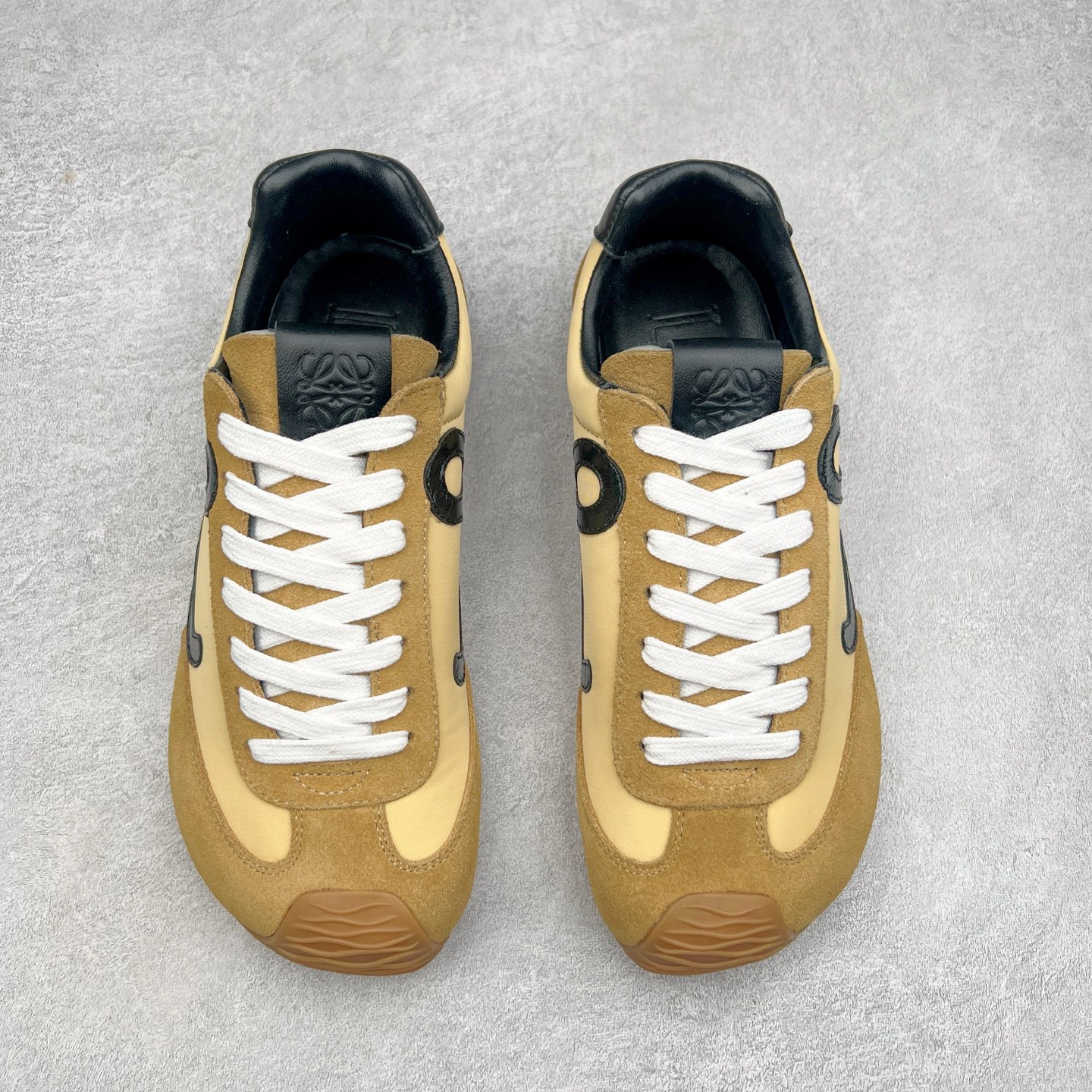 图片[2]-罗意威LOEWE 2025 | Ballet Runner2.0 新款芭蕾舞鞋 超级棒 不对称鞋头造型，作为LOEWE的标志性设计 超柔软，轻便且灵活的鞋底，新的波浪纹理橡胶外底，延伸至鞋头，升级的柔软皮革内衬和鞋床，提供最大舒适感，后跟有3D注塑橡胶徽标，真皮和皮料混搭彰显复古风格 内增高拼色德训鞋 阿甘鞋 小白鞋 拼色拼接鞋面 非常高级隐藏式小内增高 脚后跟设计新颖 柔软舒适 会被评为年度最舒适的暴走鞋 如履平地 原版细节 鞋面由进口麂皮 牛皮 原版布拼接 牛皮垫脚 原版定制磨具组合大底 原盒包装 内娱明星杨幂等众多同款上脚 小红书 一系列素材图 极具爆款。 尺码 35 36 37 38 39 40-选品中心