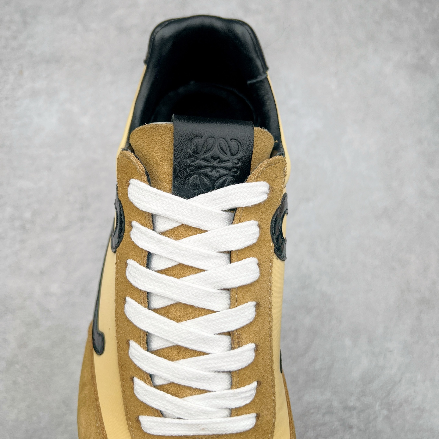 图片[5]-罗意威LOEWE 2025 | Ballet Runner2.0 新款芭蕾舞鞋 超级棒 不对称鞋头造型，作为LOEWE的标志性设计 超柔软，轻便且灵活的鞋底，新的波浪纹理橡胶外底，延伸至鞋头，升级的柔软皮革内衬和鞋床，提供最大舒适感，后跟有3D注塑橡胶徽标，真皮和皮料混搭彰显复古风格 内增高拼色德训鞋 阿甘鞋 小白鞋 拼色拼接鞋面 非常高级隐藏式小内增高 脚后跟设计新颖 柔软舒适 会被评为年度最舒适的暴走鞋 如履平地 原版细节 鞋面由进口麂皮 牛皮 原版布拼接 牛皮垫脚 原版定制磨具组合大底 原盒包装 内娱明星杨幂等众多同款上脚 小红书 一系列素材图 极具爆款。 尺码 35 36 37 38 39 40-选品中心