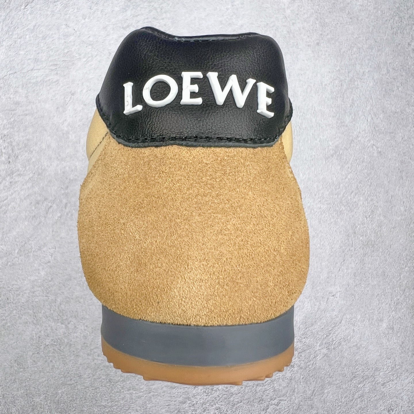 图片[8]-罗意威LOEWE 2025 | Ballet Runner2.0 新款芭蕾舞鞋 超级棒 不对称鞋头造型，作为LOEWE的标志性设计 超柔软，轻便且灵活的鞋底，新的波浪纹理橡胶外底，延伸至鞋头，升级的柔软皮革内衬和鞋床，提供最大舒适感，后跟有3D注塑橡胶徽标，真皮和皮料混搭彰显复古风格 内增高拼色德训鞋 阿甘鞋 小白鞋 拼色拼接鞋面 非常高级隐藏式小内增高 脚后跟设计新颖 柔软舒适 会被评为年度最舒适的暴走鞋 如履平地 原版细节 鞋面由进口麂皮 牛皮 原版布拼接 牛皮垫脚 原版定制磨具组合大底 原盒包装 内娱明星杨幂等众多同款上脚 小红书 一系列素材图 极具爆款。 尺码 35 36 37 38 39 40-选品中心