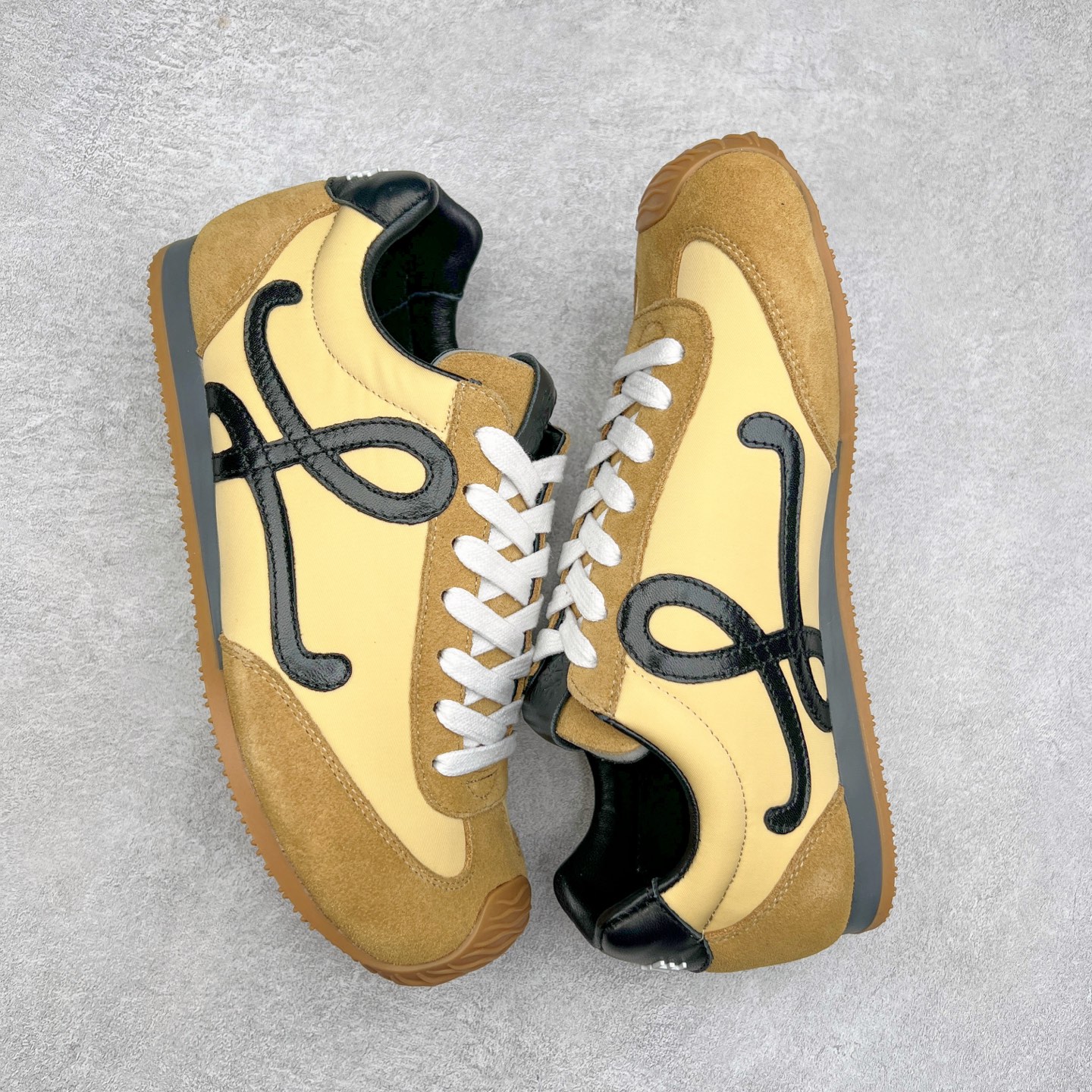 图片[3]-罗意威LOEWE 2025 | Ballet Runner2.0 新款芭蕾舞鞋 超级棒 不对称鞋头造型，作为LOEWE的标志性设计 超柔软，轻便且灵活的鞋底，新的波浪纹理橡胶外底，延伸至鞋头，升级的柔软皮革内衬和鞋床，提供最大舒适感，后跟有3D注塑橡胶徽标，真皮和皮料混搭彰显复古风格 内增高拼色德训鞋 阿甘鞋 小白鞋 拼色拼接鞋面 非常高级隐藏式小内增高 脚后跟设计新颖 柔软舒适 会被评为年度最舒适的暴走鞋 如履平地 原版细节 鞋面由进口麂皮 牛皮 原版布拼接 牛皮垫脚 原版定制磨具组合大底 原盒包装 内娱明星杨幂等众多同款上脚 小红书 一系列素材图 极具爆款。 尺码 35 36 37 38 39 40-选品中心