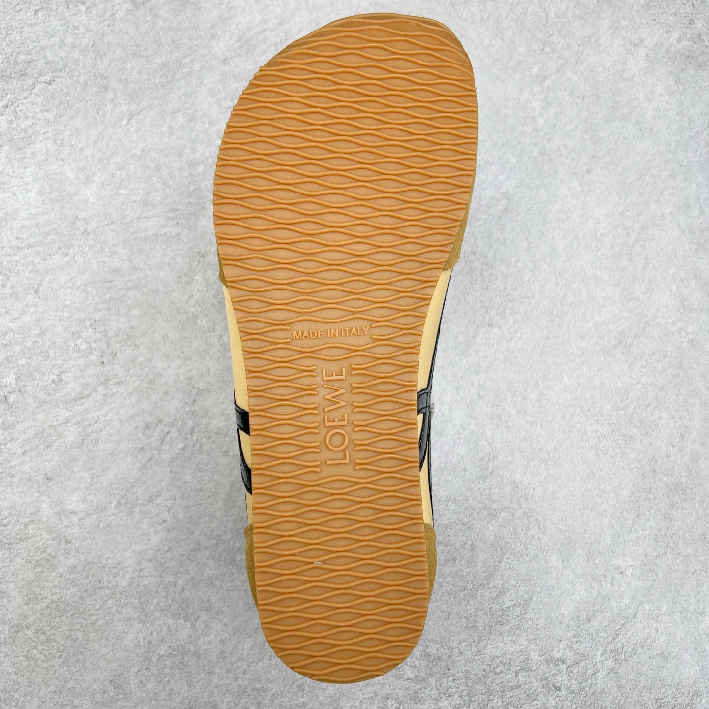 图片[9]-罗意威LOEWE 2025 | Ballet Runner2.0 新款芭蕾舞鞋 超级棒 不对称鞋头造型，作为LOEWE的标志性设计 超柔软，轻便且灵活的鞋底，新的波浪纹理橡胶外底，延伸至鞋头，升级的柔软皮革内衬和鞋床，提供最大舒适感，后跟有3D注塑橡胶徽标，真皮和皮料混搭彰显复古风格 内增高拼色德训鞋 阿甘鞋 小白鞋 拼色拼接鞋面 非常高级隐藏式小内增高 脚后跟设计新颖 柔软舒适 会被评为年度最舒适的暴走鞋 如履平地 原版细节 鞋面由进口麂皮 牛皮 原版布拼接 牛皮垫脚 原版定制磨具组合大底 原盒包装 内娱明星杨幂等众多同款上脚 小红书 一系列素材图 极具爆款。 尺码 35 36 37 38 39 40-选品中心