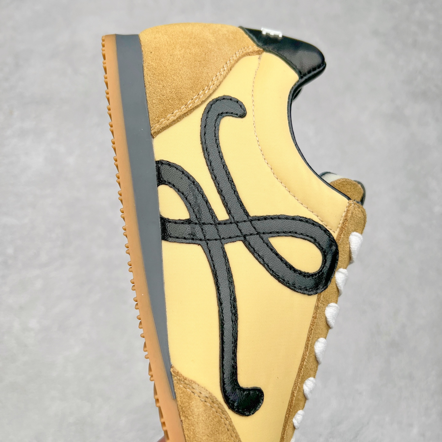 图片[6]-罗意威LOEWE 2025 | Ballet Runner2.0 新款芭蕾舞鞋 超级棒 不对称鞋头造型，作为LOEWE的标志性设计 超柔软，轻便且灵活的鞋底，新的波浪纹理橡胶外底，延伸至鞋头，升级的柔软皮革内衬和鞋床，提供最大舒适感，后跟有3D注塑橡胶徽标，真皮和皮料混搭彰显复古风格 内增高拼色德训鞋 阿甘鞋 小白鞋 拼色拼接鞋面 非常高级隐藏式小内增高 脚后跟设计新颖 柔软舒适 会被评为年度最舒适的暴走鞋 如履平地 原版细节 鞋面由进口麂皮 牛皮 原版布拼接 牛皮垫脚 原版定制磨具组合大底 原盒包装 内娱明星杨幂等众多同款上脚 小红书 一系列素材图 极具爆款。 尺码 35 36 37 38 39 40-选品中心