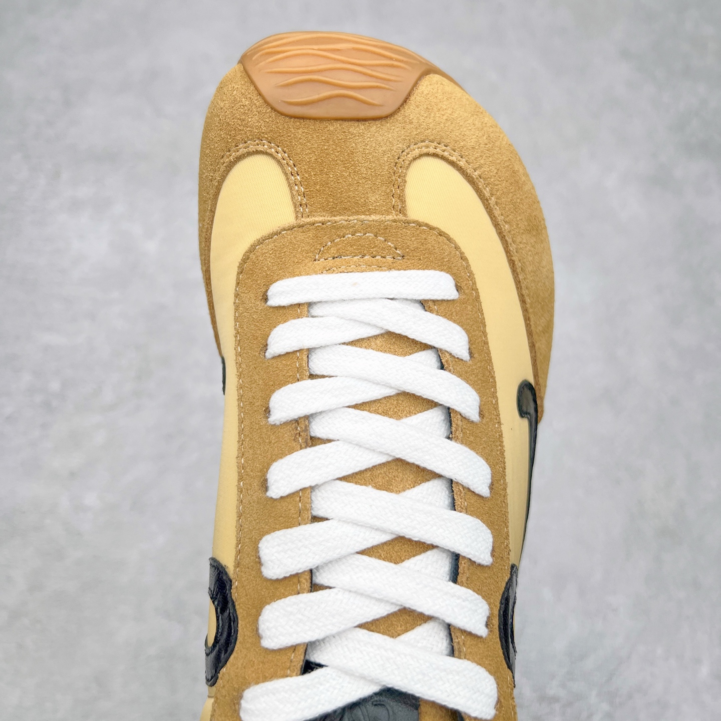 图片[4]-罗意威LOEWE 2025 | Ballet Runner2.0 新款芭蕾舞鞋 超级棒 不对称鞋头造型，作为LOEWE的标志性设计 超柔软，轻便且灵活的鞋底，新的波浪纹理橡胶外底，延伸至鞋头，升级的柔软皮革内衬和鞋床，提供最大舒适感，后跟有3D注塑橡胶徽标，真皮和皮料混搭彰显复古风格 内增高拼色德训鞋 阿甘鞋 小白鞋 拼色拼接鞋面 非常高级隐藏式小内增高 脚后跟设计新颖 柔软舒适 会被评为年度最舒适的暴走鞋 如履平地 原版细节 鞋面由进口麂皮 牛皮 原版布拼接 牛皮垫脚 原版定制磨具组合大底 原盒包装 内娱明星杨幂等众多同款上脚 小红书 一系列素材图 极具爆款。 尺码 35 36 37 38 39 40-选品中心