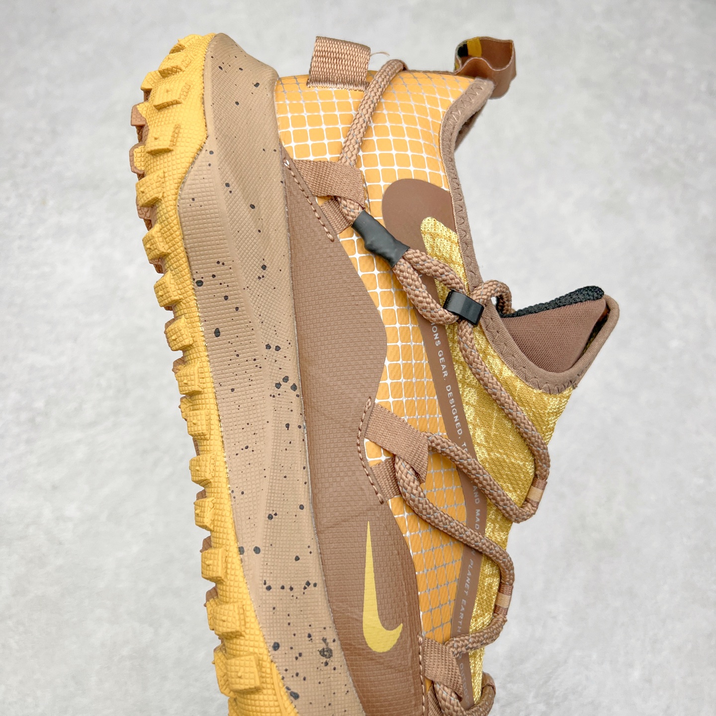 图片[6]-＃纯原福利 NK ACG Mountain Fly SE 复古潮流户外登山鞋防水慢跑鞋 全新来袭 该款沿袭前代高帮版型的设计传统 轻盈鞋面结合灵巧的脚踝包裹设计 为双足打造出一体化的舒适脚感 助力轻松畅行 中底融入柔软的React泡棉与Vaporfiy 科技 让你在岩石小径徒步时也像行走在都市般轻松舒适 粘性橡胶大底铸就了攀岩级别的出众抓地力 助你从容面对各种环境挑战 尺码：36 36.5 37.5 38 38.5 39 40 40.5 41 42 42.5 43 44 44.5 45 46-选品中心