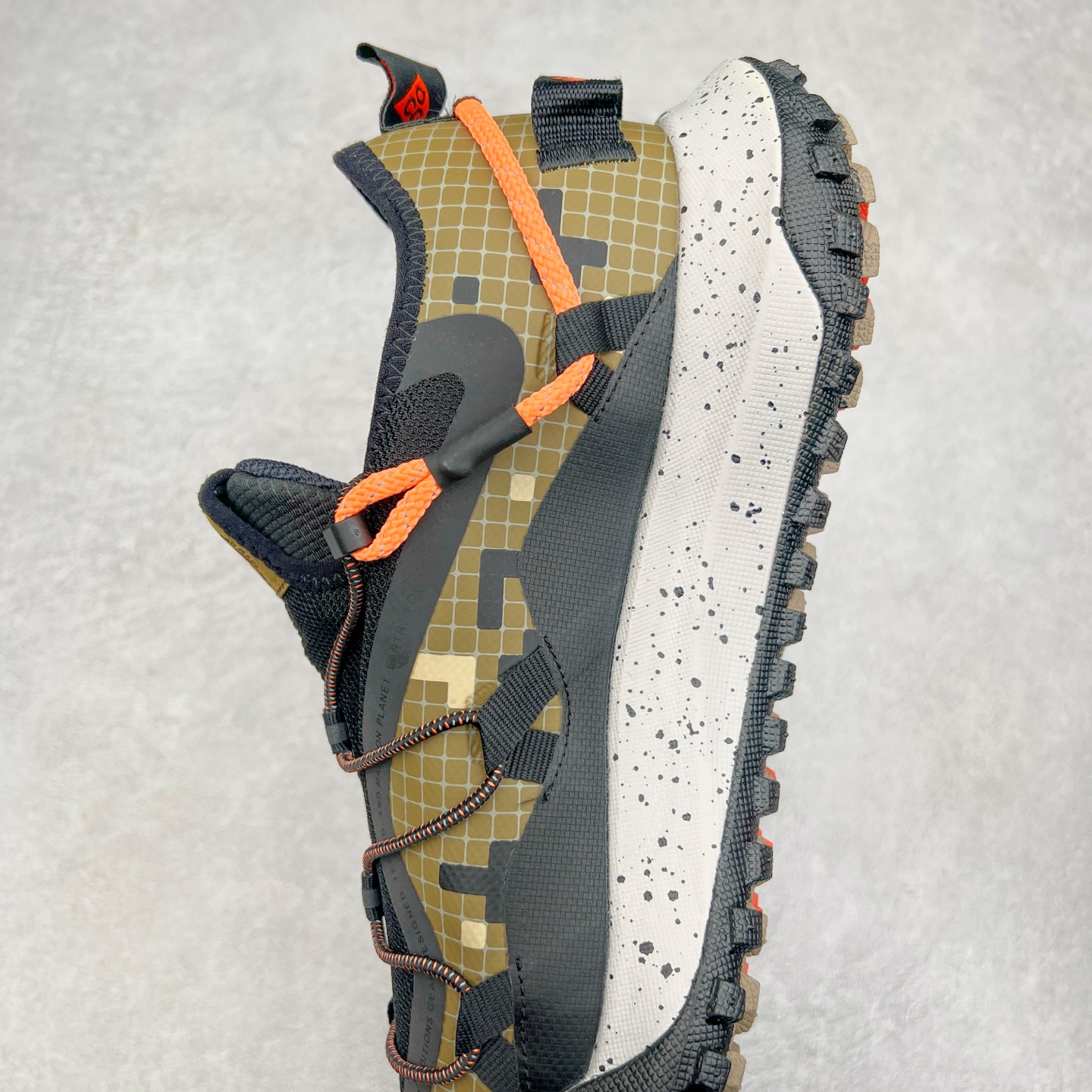 图片[7]-＃纯原福利 NK ACG Mountain Fly SE 复古潮流户外登山鞋防水慢跑鞋 全新来袭 该款沿袭前代高帮版型的设计传统 轻盈鞋面结合灵巧的脚踝包裹设计 为双足打造出一体化的舒适脚感 助力轻松畅行 中底融入柔软的React泡棉与Vaporfiy 科技 让你在岩石小径徒步时也像行走在都市般轻松舒适 粘性橡胶大底铸就了攀岩级别的出众抓地力 助你从容面对各种环境挑战 尺码：36 36.5 37.5 38 38.5 39 40 40.5 41 42 42.5 43 44 44.5 45 46-选品中心