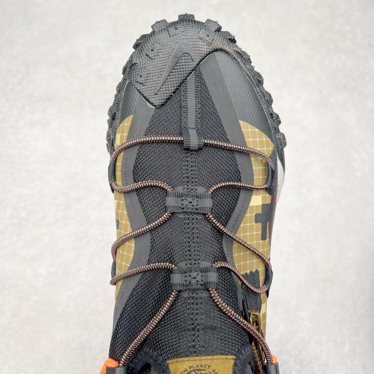 图片[4]-＃纯原福利 NK ACG Mountain Fly SE 复古潮流户外登山鞋防水慢跑鞋 全新来袭 该款沿袭前代高帮版型的设计传统 轻盈鞋面结合灵巧的脚踝包裹设计 为双足打造出一体化的舒适脚感 助力轻松畅行 中底融入柔软的React泡棉与Vaporfiy 科技 让你在岩石小径徒步时也像行走在都市般轻松舒适 粘性橡胶大底铸就了攀岩级别的出众抓地力 助你从容面对各种环境挑战 尺码：36 36.5 37.5 38 38.5 39 40 40.5 41 42 42.5 43 44 44.5 45 46-选品中心