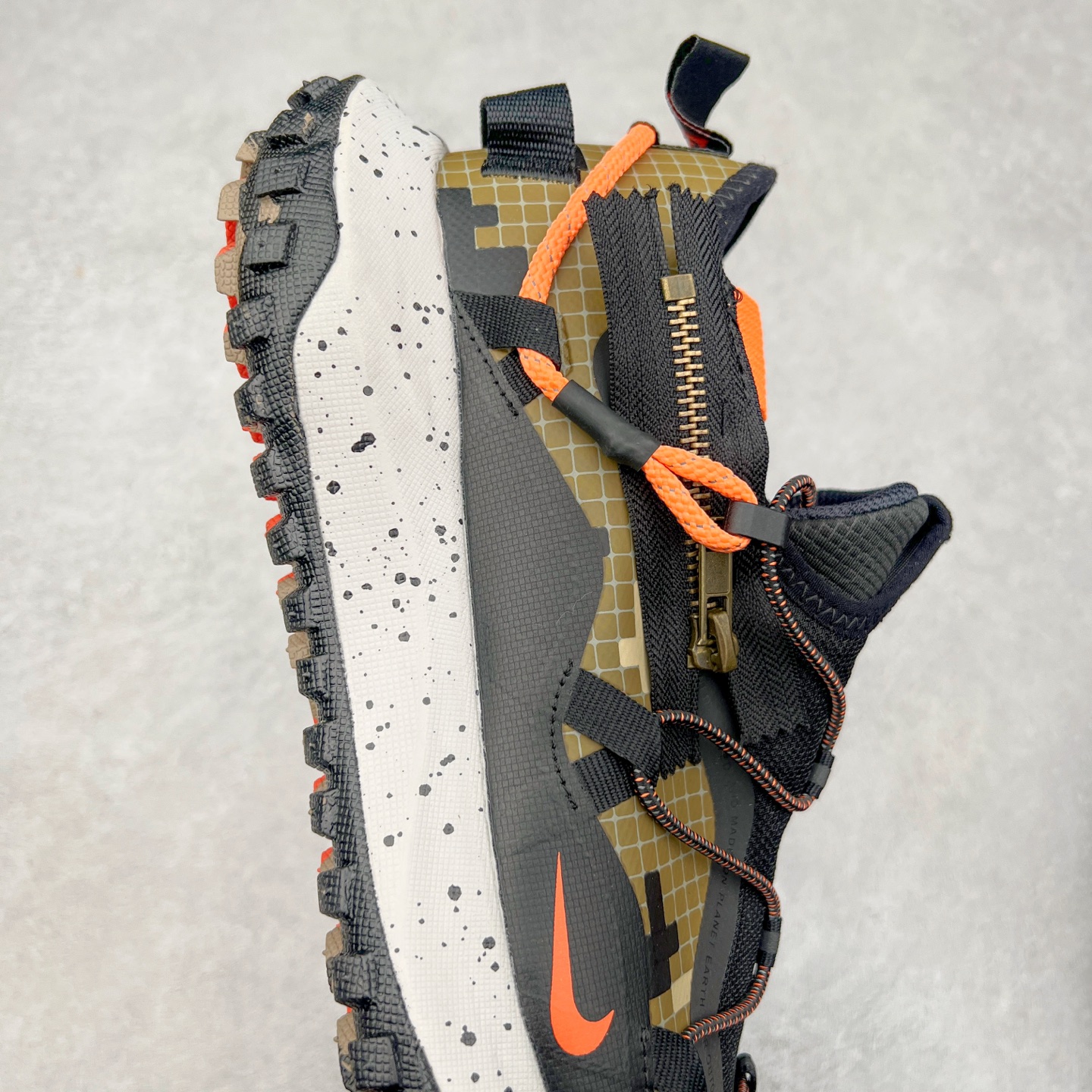 图片[6]-＃纯原福利 NK ACG Mountain Fly SE 复古潮流户外登山鞋防水慢跑鞋 全新来袭 该款沿袭前代高帮版型的设计传统 轻盈鞋面结合灵巧的脚踝包裹设计 为双足打造出一体化的舒适脚感 助力轻松畅行 中底融入柔软的React泡棉与Vaporfiy 科技 让你在岩石小径徒步时也像行走在都市般轻松舒适 粘性橡胶大底铸就了攀岩级别的出众抓地力 助你从容面对各种环境挑战 尺码：36 36.5 37.5 38 38.5 39 40 40.5 41 42 42.5 43 44 44.5 45 46-选品中心