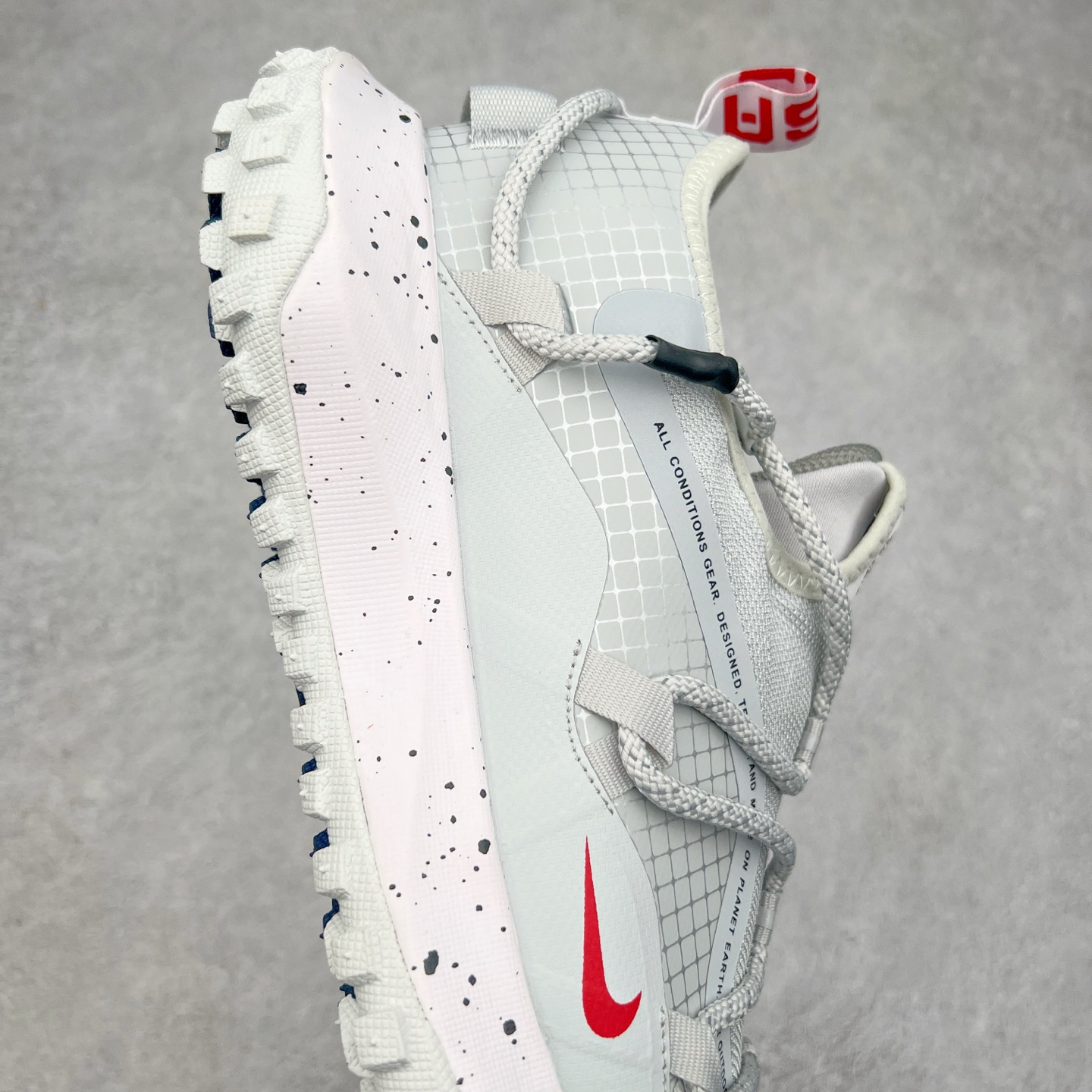 图片[6]-＃纯原福利 NK ACG Mountain Fly SE 复古潮流户外登山鞋防水慢跑鞋 全新来袭 该款沿袭前代高帮版型的设计传统 轻盈鞋面结合灵巧的脚踝包裹设计 为双足打造出一体化的舒适脚感 助力轻松畅行 中底融入柔软的React泡棉与Vaporfiy 科技 让你在岩石小径徒步时也像行走在都市般轻松舒适 粘性橡胶大底铸就了攀岩级别的出众抓地力 助你从容面对各种环境挑战 尺码：36 36.5 37.5 38 38.5 39 40 40.5 41 42 42.5 43 44 44.5 45 46-选品中心