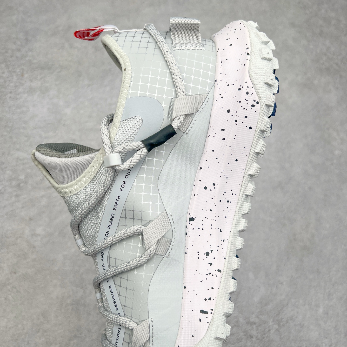 图片[7]-＃纯原福利 NK ACG Mountain Fly SE 复古潮流户外登山鞋防水慢跑鞋 全新来袭 该款沿袭前代高帮版型的设计传统 轻盈鞋面结合灵巧的脚踝包裹设计 为双足打造出一体化的舒适脚感 助力轻松畅行 中底融入柔软的React泡棉与Vaporfiy 科技 让你在岩石小径徒步时也像行走在都市般轻松舒适 粘性橡胶大底铸就了攀岩级别的出众抓地力 助你从容面对各种环境挑战 尺码：36 36.5 37.5 38 38.5 39 40 40.5 41 42 42.5 43 44 44.5 45 46-选品中心