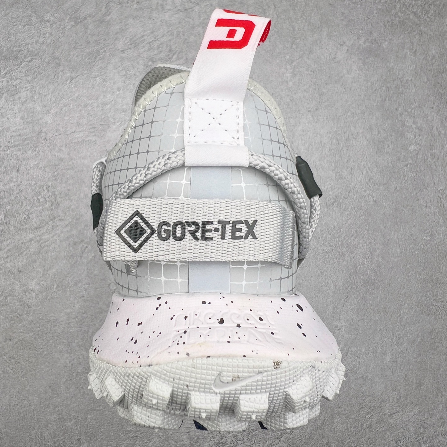 图片[8]-＃纯原福利 NK ACG Mountain Fly SE 复古潮流户外登山鞋防水慢跑鞋 全新来袭 该款沿袭前代高帮版型的设计传统 轻盈鞋面结合灵巧的脚踝包裹设计 为双足打造出一体化的舒适脚感 助力轻松畅行 中底融入柔软的React泡棉与Vaporfiy 科技 让你在岩石小径徒步时也像行走在都市般轻松舒适 粘性橡胶大底铸就了攀岩级别的出众抓地力 助你从容面对各种环境挑战 尺码：36 36.5 37.5 38 38.5 39 40 40.5 41 42 42.5 43 44 44.5 45 46-选品中心