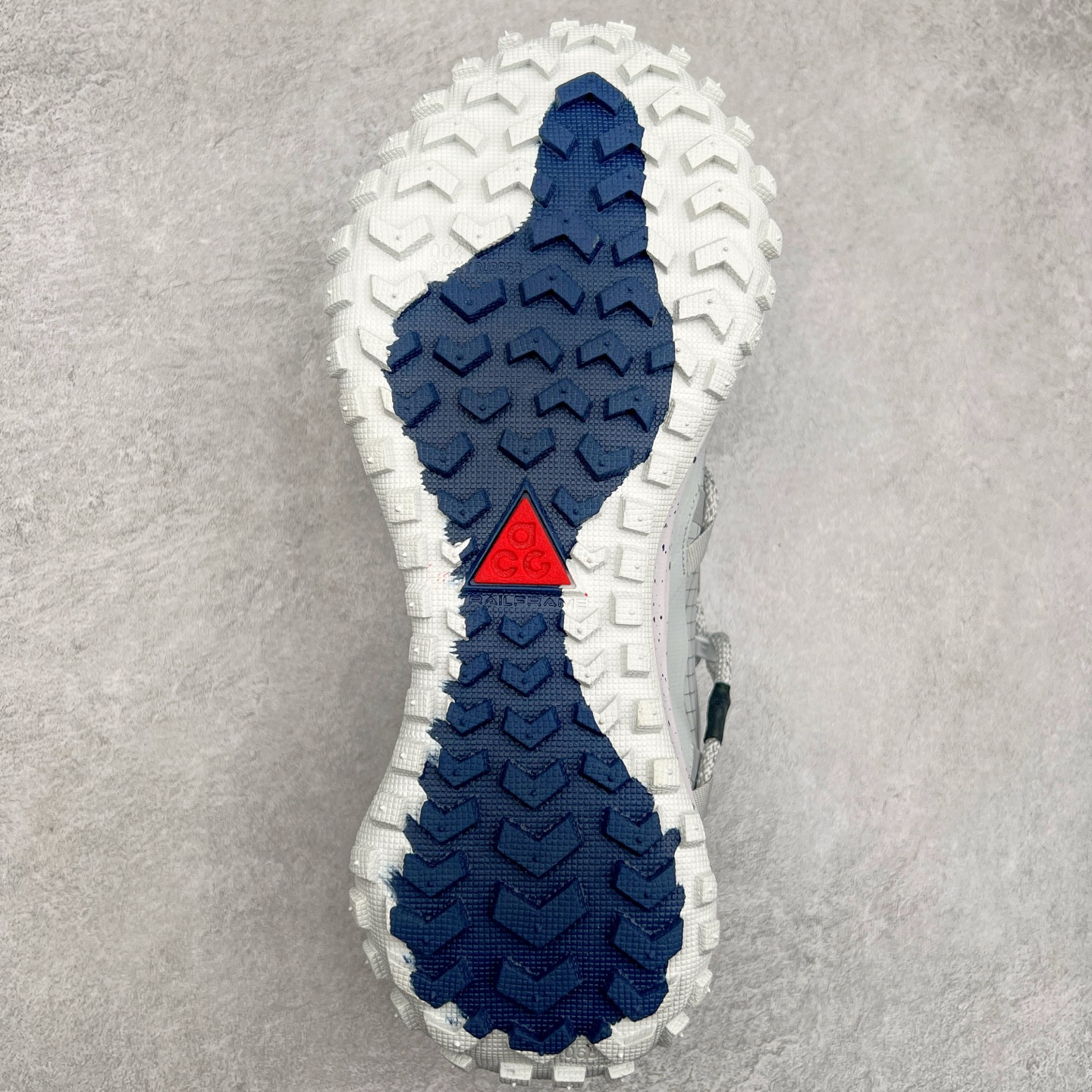 图片[9]-＃纯原福利 NK ACG Mountain Fly SE 复古潮流户外登山鞋防水慢跑鞋 全新来袭 该款沿袭前代高帮版型的设计传统 轻盈鞋面结合灵巧的脚踝包裹设计 为双足打造出一体化的舒适脚感 助力轻松畅行 中底融入柔软的React泡棉与Vaporfiy 科技 让你在岩石小径徒步时也像行走在都市般轻松舒适 粘性橡胶大底铸就了攀岩级别的出众抓地力 助你从容面对各种环境挑战 尺码：36 36.5 37.5 38 38.5 39 40 40.5 41 42 42.5 43 44 44.5 45 46-选品中心