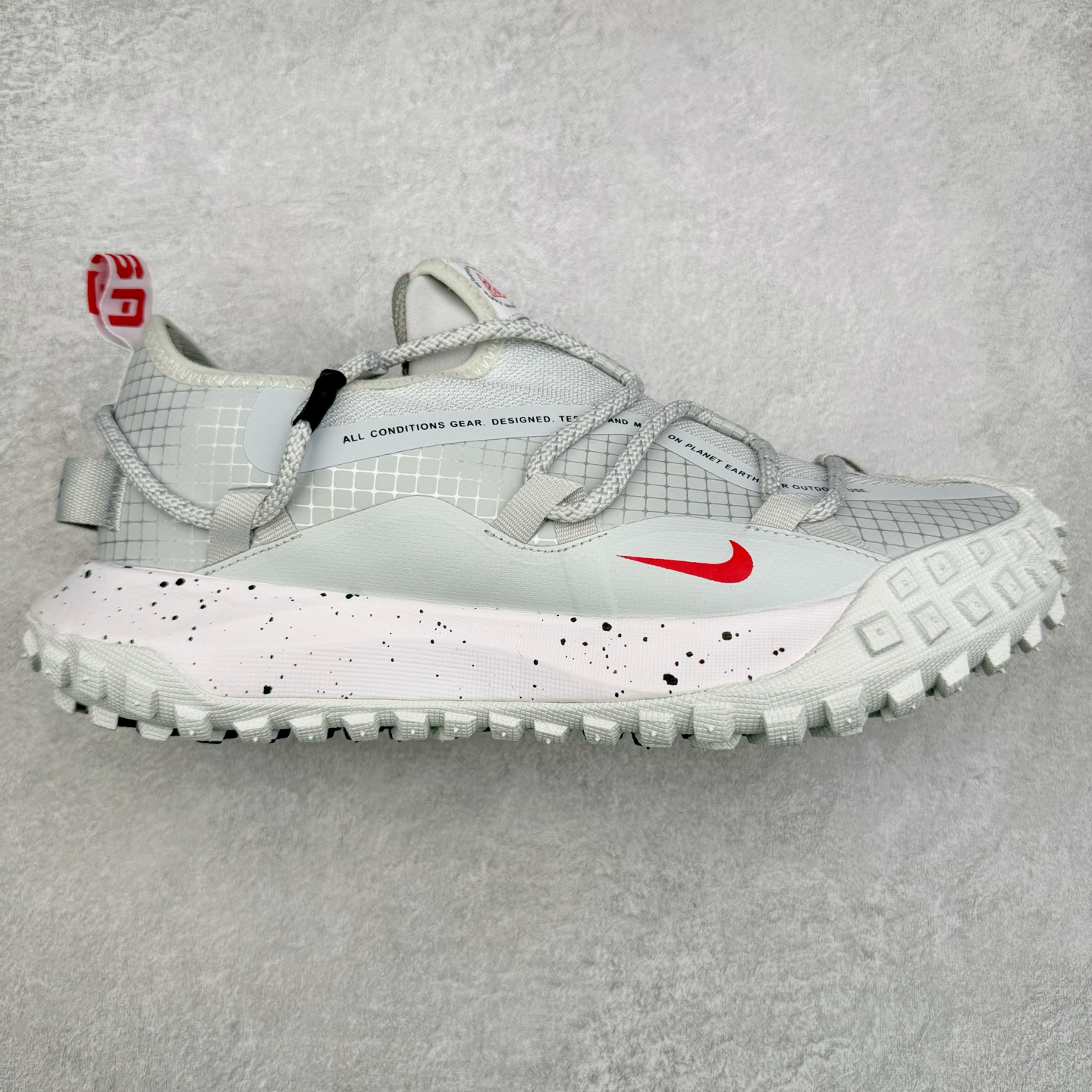 ＃纯原福利 NK ACG Mountain Fly SE 复古潮流户外登山鞋防水慢跑鞋 全新来袭 该款沿袭前代高帮版型的设计传统 轻盈鞋面结合灵巧的脚踝包裹设计 为双足打造出一体化的舒适脚感 助力轻松畅行 中底融入柔软的React泡棉与Vaporfiy 科技 让你在岩石小径徒步时也像行走在都市般轻松舒适 粘性橡胶大底铸就了攀岩级别的出众抓地力 助你从容面对各种环境挑战 尺码：36 36.5 37.5 38 38.5 39 40 40.5 41 42 42.5 43 44 44.5 45 46-选品中心