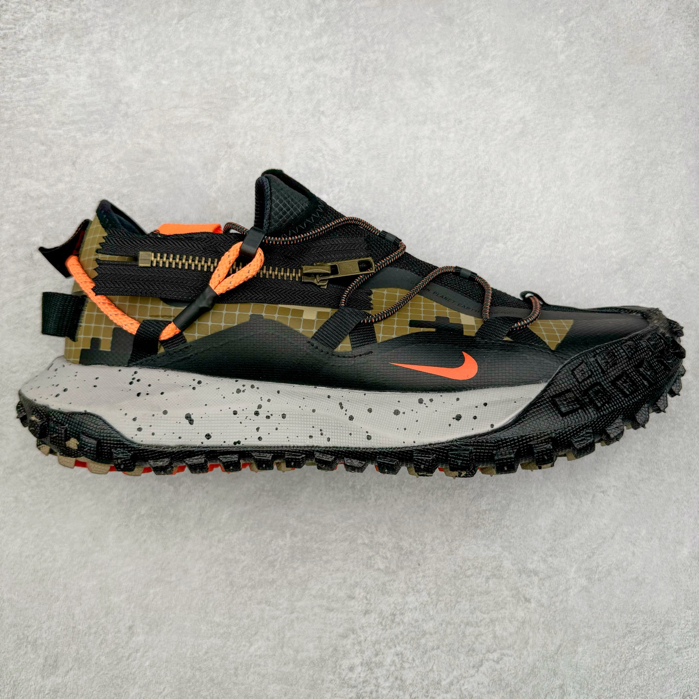 ＃纯原福利 NK ACG Mountain Fly SE 复古潮流户外登山鞋防水慢跑鞋 全新来袭 该款沿袭前代高帮版型的设计传统 轻盈鞋面结合灵巧的脚踝包裹设计 为双足打造出一体化的舒适脚感 助力轻松畅行 中底融入柔软的React泡棉与Vaporfiy 科技 让你在岩石小径徒步时也像行走在都市般轻松舒适 粘性橡胶大底铸就了攀岩级别的出众抓地力 助你从容面对各种环境挑战 尺码：36 36.5 37.5 38 38.5 39 40 40.5 41 42 42.5 43 44 44.5 45 46-选品中心