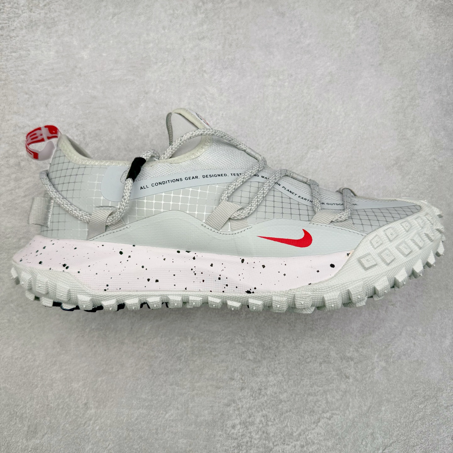 图片[2]-＃纯原福利 NK ACG Mountain Fly SE 复古潮流户外登山鞋防水慢跑鞋 全新来袭 该款沿袭前代高帮版型的设计传统 轻盈鞋面结合灵巧的脚踝包裹设计 为双足打造出一体化的舒适脚感 助力轻松畅行 中底融入柔软的React泡棉与Vaporfiy 科技 让你在岩石小径徒步时也像行走在都市般轻松舒适 粘性橡胶大底铸就了攀岩级别的出众抓地力 助你从容面对各种环境挑战 尺码：36 36.5 37.5 38 38.5 39 40 40.5 41 42 42.5 43 44 44.5 45 46-选品中心