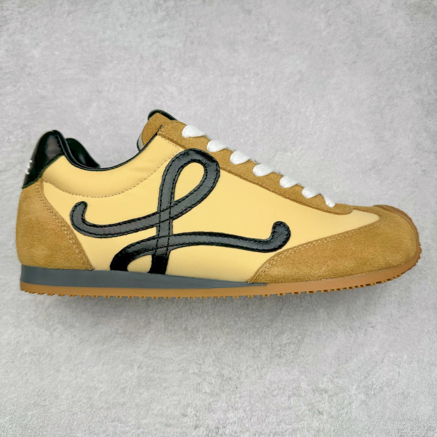 罗意威LOEWE 2025 | Ballet Runner2.0 新款芭蕾舞鞋 超级棒 不对称鞋头造型，作为LOEWE的标志性设计 超柔软，轻便且灵活的鞋底，新的波浪纹理橡胶外底，延伸至鞋头，升级的柔软皮革内衬和鞋床，提供最大舒适感，后跟有3D注塑橡胶徽标，真皮和皮料混搭彰显复古风格 内增高拼色德训鞋 阿甘鞋 小白鞋 拼色拼接鞋面 非常高级隐藏式小内增高 脚后跟设计新颖 柔软舒适 会被评为年度最舒适的暴走鞋 如履平地 原版细节 鞋面由进口麂皮 牛皮 原版布拼接 牛皮垫脚 原版定制磨具组合大底 原盒包装 内娱明星杨幂等众多同款上脚 小红书 一系列素材图 极具爆款。 尺码 35 36 37 38 39 40-选品中心