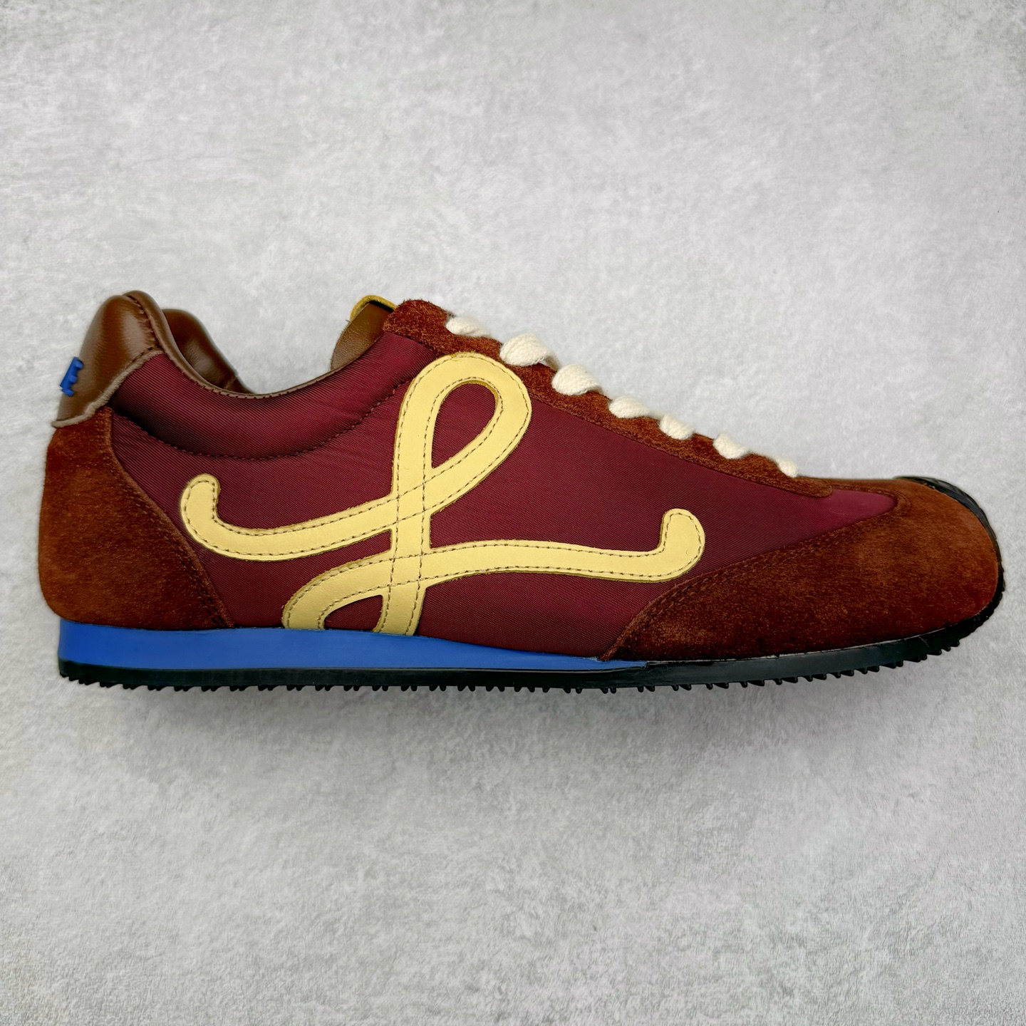 罗意威LOEWE 2025 | Ballet Runner2.0 新款芭蕾舞鞋 超级棒 不对称鞋头造型，作为LOEWE的标志性设计 超柔软，轻便且灵活的鞋底，新的波浪纹理橡胶外底，延伸至鞋头，升级的柔软皮革内衬和鞋床，提供最大舒适感，后跟有3D注塑橡胶徽标，真皮和皮料混搭彰显复古风格 内增高拼色德训鞋 阿甘鞋 小白鞋 拼色拼接鞋面 非常高级隐藏式小内增高 脚后跟设计新颖 柔软舒适 会被评为年度最舒适的暴走鞋 如履平地 原版细节 鞋面由进口麂皮 牛皮 原版布拼接 牛皮垫脚 原版定制磨具组合大底 原盒包装 内娱明星杨幂等众多同款上脚 小红书 一系列素材图 极具爆款。 尺码 35 36 37 38 39 40-选品中心