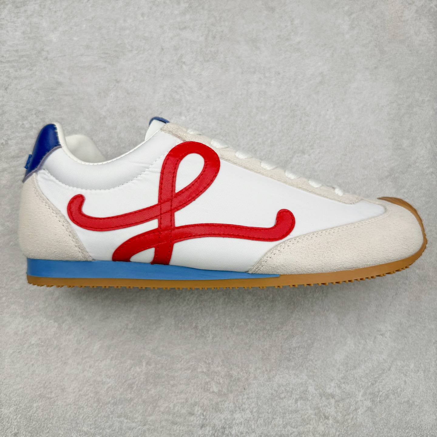 罗意威LOEWE 2025 | Ballet Runner2.0 新款芭蕾舞鞋 超级棒 不对称鞋头造型，作为LOEWE的标志性设计 超柔软，轻便且灵活的鞋底，新的波浪纹理橡胶外底，延伸至鞋头，升级的柔软皮革内衬和鞋床，提供最大舒适感，后跟有3D注塑橡胶徽标，真皮和皮料混搭彰显复古风格 内增高拼色德训鞋 阿甘鞋 小白鞋 拼色拼接鞋面 非常高级隐藏式小内增高 脚后跟设计新颖 柔软舒适 会被评为年度最舒适的暴走鞋 如履平地 原版细节 鞋面由进口麂皮 牛皮 原版布拼接 牛皮垫脚 原版定制磨具组合大底 原盒包装 内娱明星杨幂等众多同款上脚 小红书 一系列素材图 极具爆款。 尺码 35 36 37 38 39 40-选品中心