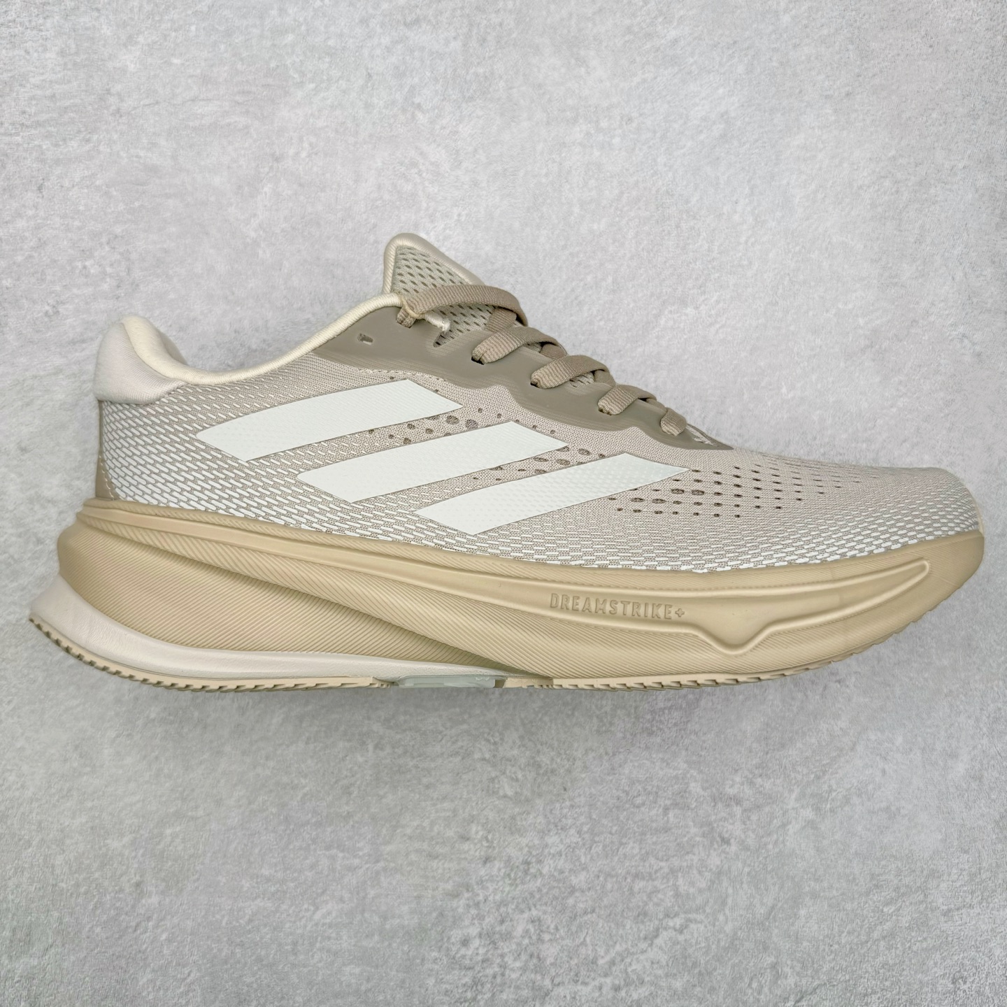 图片[5]-AD Supernova Rise 阿迪全新休闲轻跑鞋 款鞋采用了Dreamstrike+ 中底 将缓冲材质与柔软的织物相结合 以最大限度地减少刺激性摩擦和慢跑后水泡的可能性 在美学方面 Supernova Rise 从自然和生物中汲取灵感 如深色底色和半绿色细节 尺码：36 36.5 37.5 38 38.5 39 40 40.5 41 42 42.5 43 44 44.5 45-选品中心