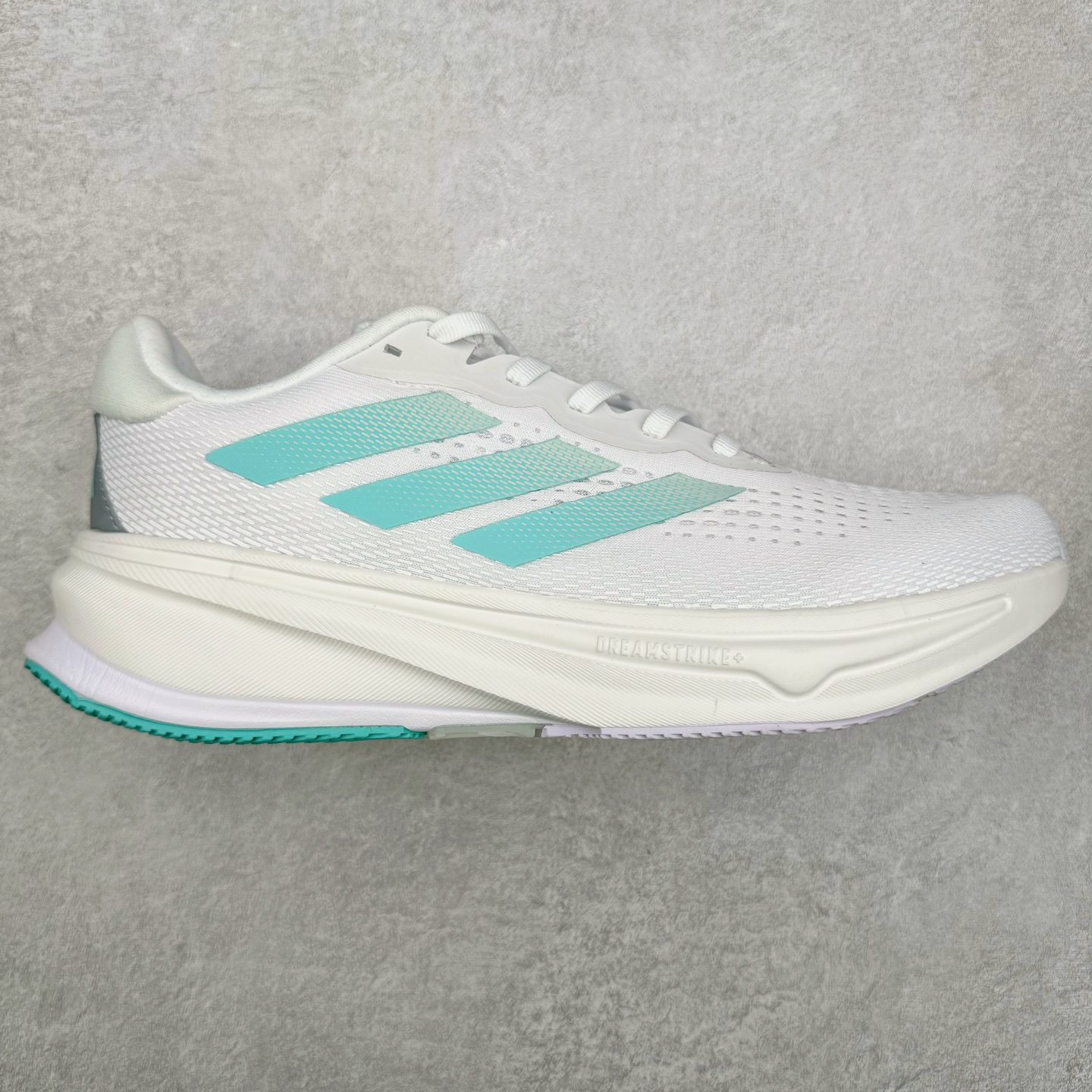 AD Supernova Rise 阿迪全新休闲轻跑鞋 款鞋采用了Dreamstrike+ 中底 将缓冲材质与柔软的织物相结合 以最大限度地减少刺激性摩擦和慢跑后水泡的可能性 在美学方面 Supernova Rise 从自然和生物中汲取灵感 如深色底色和半绿色细节 尺码：36 36.5 37.5 38 38.5 39 40 40.5 41 42 42.5 43 44 44.5 45-选品中心