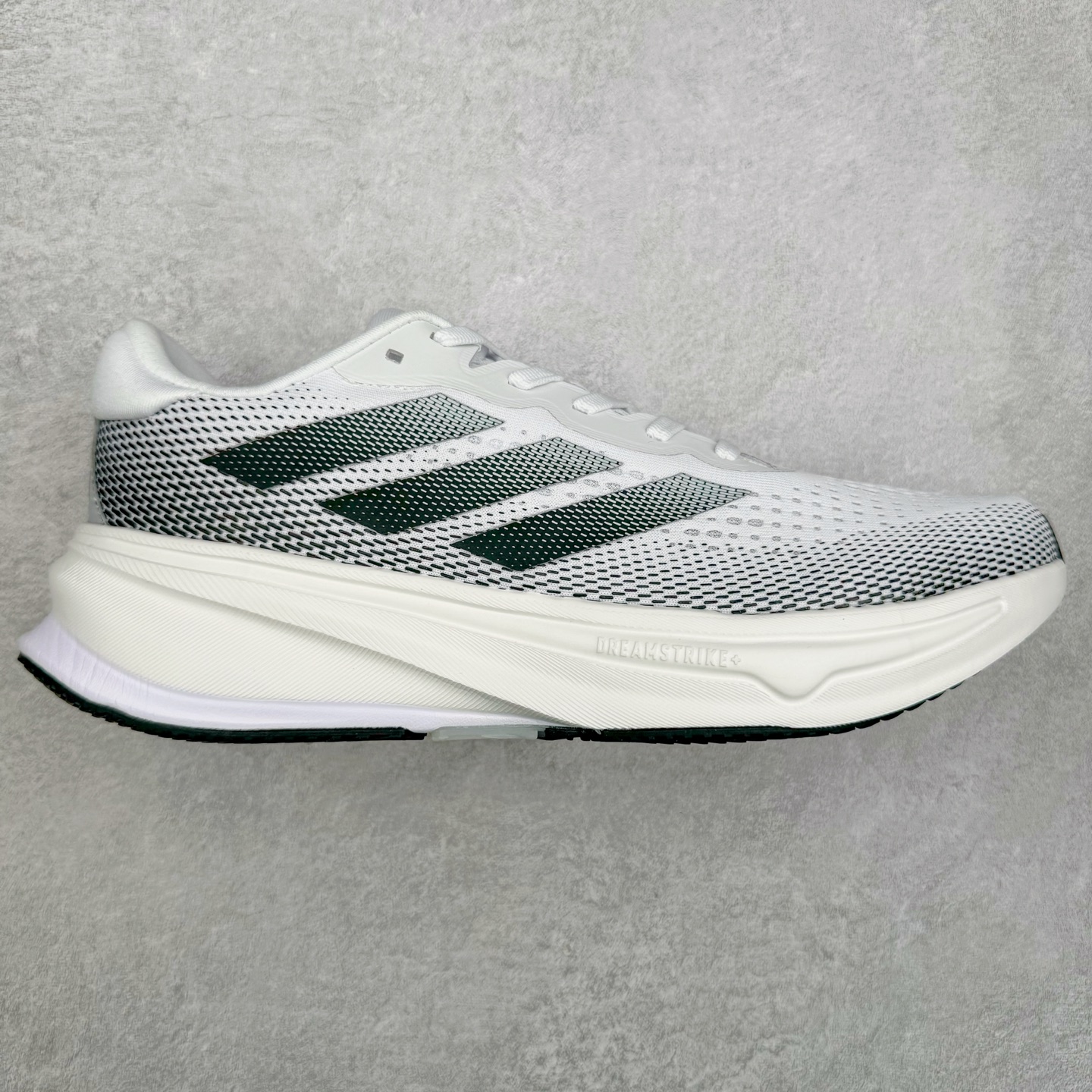 图片[7]-AD Supernova Rise 阿迪全新休闲轻跑鞋 款鞋采用了Dreamstrike+ 中底 将缓冲材质与柔软的织物相结合 以最大限度地减少刺激性摩擦和慢跑后水泡的可能性 在美学方面 Supernova Rise 从自然和生物中汲取灵感 如深色底色和半绿色细节 尺码：36 36.5 37.5 38 38.5 39 40 40.5 41 42 42.5 43 44 44.5 45-选品中心