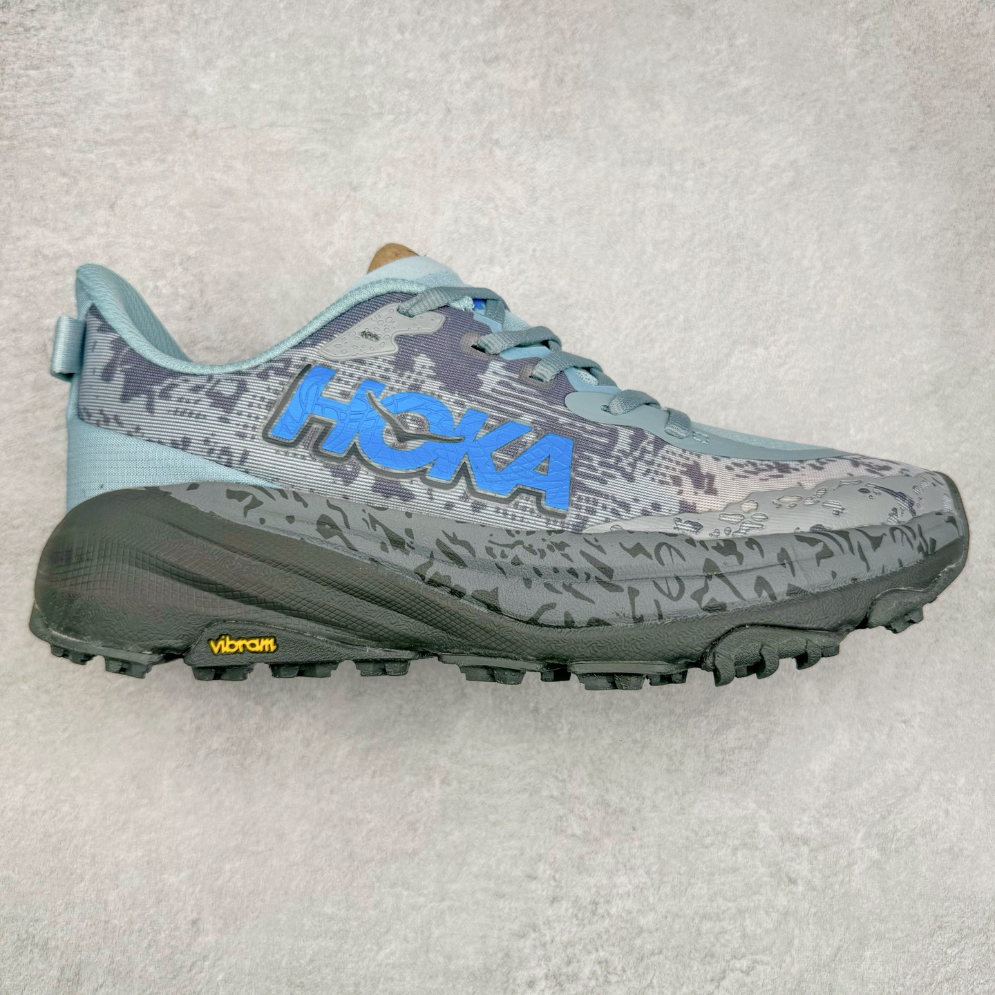 HOKA ONE ONE Speedgoat 6 户外越野跑步鞋 飞速羚羊6系列 新一代工程网纱鞋面 在确保鞋面稳定性的同时减少了固定胶条的使用 鞋面更轻盈、透气、舒适 可回收材料 为环保做出贡献 延伸后跟拉攀 方便快速穿脱 速度型滚动平衡技术 在崎岖的路面上 为平稳顺畅的步伐提供支持 HOKA ONE ONE是来自美国的跑步鞋知名品牌 创立于2009年 始终致力于为所有跑者提供更新、更好的跑步装备 相比常规跑鞋特别研发使用性能独特的几何形跑鞋中底 此种鞋底更厚、更高、回弹性也更好 除了卓越的缓冲性能 它还能为各种阶段的跑者带来更具动感、更加稳定的跑步体验 从设计之初就清楚意识到 要保证跑者步幅的均匀一致 双脚自然而然的运动至关重要 尺码：36 36.5 37.5 38 38.5 39 40 40.5 41 42 42.5 43 44 44.5 45-选品中心