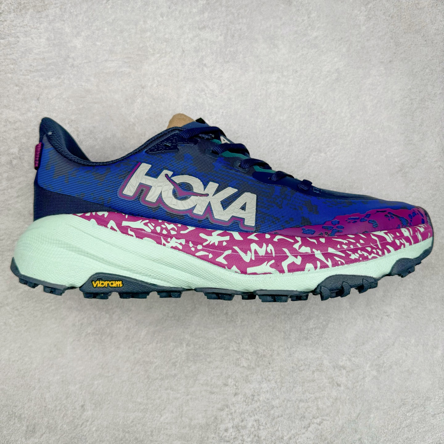 HOKA ONE ONE Speedgoat 6 户外越野跑步鞋 飞速羚羊6系列 新一代工程网纱鞋面 在确保鞋面稳定性的同时减少了固定胶条的使用 鞋面更轻盈、透气、舒适 可回收材料 为环保做出贡献 延伸后跟拉攀 方便快速穿脱 速度型滚动平衡技术 在崎岖的路面上 为平稳顺畅的步伐提供支持 HOKA ONE ONE是来自美国的跑步鞋知名品牌 创立于2009年 始终致力于为所有跑者提供更新、更好的跑步装备 相比常规跑鞋特别研发使用性能独特的几何形跑鞋中底 此种鞋底更厚、更高、回弹性也更好 除了卓越的缓冲性能 它还能为各种阶段的跑者带来更具动感、更加稳定的跑步体验 从设计之初就清楚意识到 要保证跑者步幅的均匀一致 双脚自然而然的运动至关重要 尺码：36 36.5 37.5 38 38.5 39 40 40.5 41 42 42.5 43 44 44.5 45-选品中心