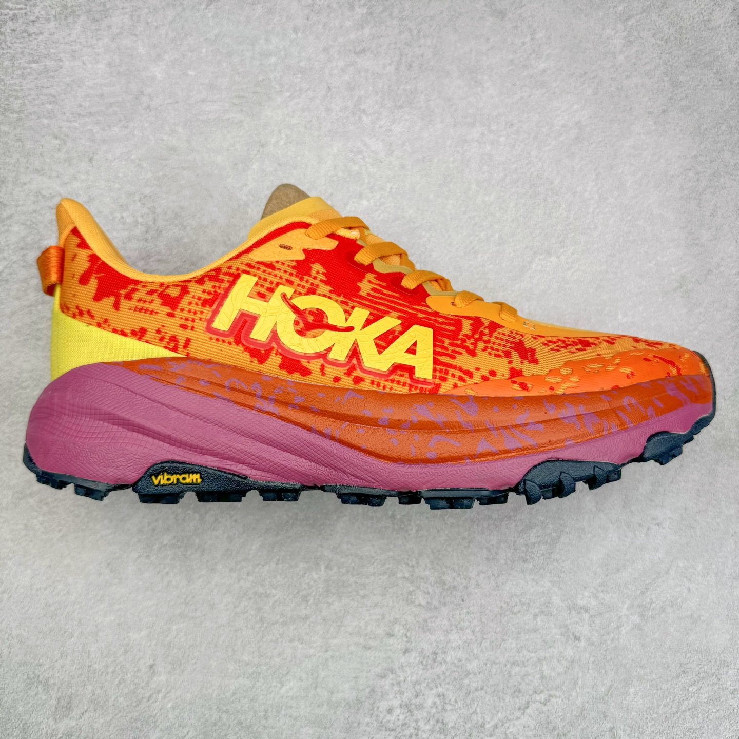 HOKA ONE ONE Speedgoat 6 户外越野跑步鞋 飞速羚羊6系列 新一代工程网纱鞋面 在确保鞋面稳定性的同时减少了固定胶条的使用 鞋面更轻盈、透气、舒适 可回收材料 为环保做出贡献 延伸后跟拉攀 方便快速穿脱 速度型滚动平衡技术 在崎岖的路面上 为平稳顺畅的步伐提供支持 HOKA ONE ONE是来自美国的跑步鞋知名品牌 创立于2009年 始终致力于为所有跑者提供更新、更好的跑步装备 相比常规跑鞋特别研发使用性能独特的几何形跑鞋中底 此种鞋底更厚、更高、回弹性也更好 除了卓越的缓冲性能 它还能为各种阶段的跑者带来更具动感、更加稳定的跑步体验 从设计之初就清楚意识到 要保证跑者步幅的均匀一致 双脚自然而然的运动至关重要 尺码：36 36.5 37.5 38 38.5 39 40 40.5 41 42 42.5 43 44 44.5 45-选品中心