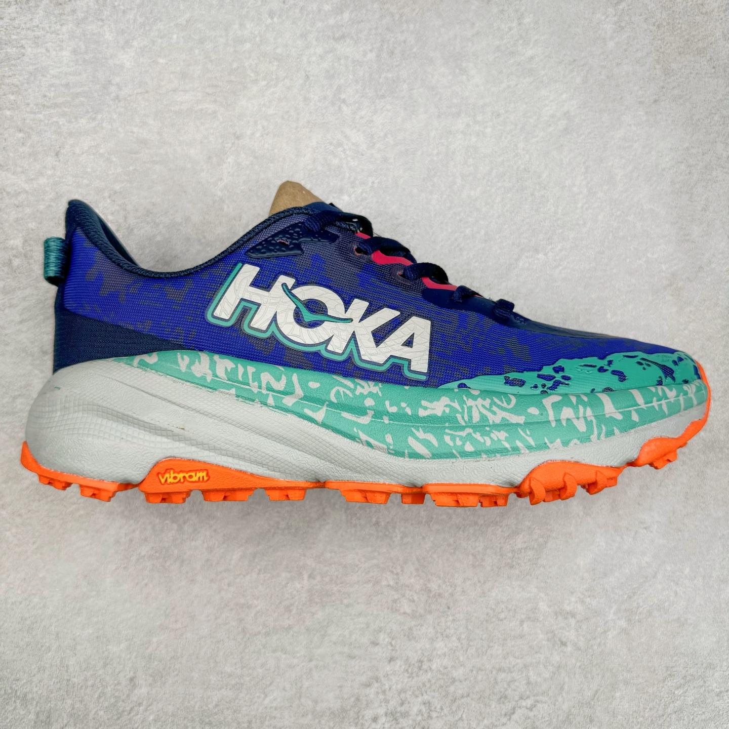HOKA ONE ONE Speedgoat 6 户外越野跑步鞋 飞速羚羊6系列 新一代工程网纱鞋面 在确保鞋面稳定性的同时减少了固定胶条的使用 鞋面更轻盈、透气、舒适 可回收材料 为环保做出贡献 延伸后跟拉攀 方便快速穿脱 速度型滚动平衡技术 在崎岖的路面上 为平稳顺畅的步伐提供支持 HOKA ONE ONE是来自美国的跑步鞋知名品牌 创立于2009年 始终致力于为所有跑者提供更新、更好的跑步装备 相比常规跑鞋特别研发使用性能独特的几何形跑鞋中底 此种鞋底更厚、更高、回弹性也更好 除了卓越的缓冲性能 它还能为各种阶段的跑者带来更具动感、更加稳定的跑步体验 从设计之初就清楚意识到 要保证跑者步幅的均匀一致 双脚自然而然的运动至关重要 尺码：36 36.5 37.5 38 38.5 39 40 40.5 41 42 42.5 43 44 44.5 45-选品中心