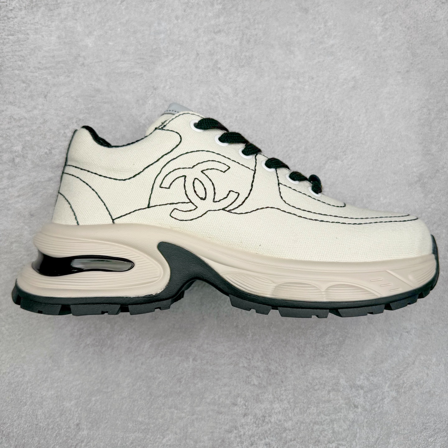 Chanel香奈儿25SS 早春度假系列 小香 金属 休闲 运动鞋 金 银角大王 布面最新国外走秀系列Chanel 香奈儿 2025 早春系列在世界第二小国举办。系列以摩纳哥国际化的海滨生活方式为灵感，从F1赛车赛道到海滩泳池，从赌场到网球场，打造了多样且别致的全新系列赛车手的头盔，连身套装等元素经过重新诠释更显时尚感 配送专柜精美包装 面料： 原版进口编织+科技面料 内里：原版定制透气网里 鞋底：原版开模超轻发泡组合大底 底厚：3.5CM 尺码：女款35-40-选品中心