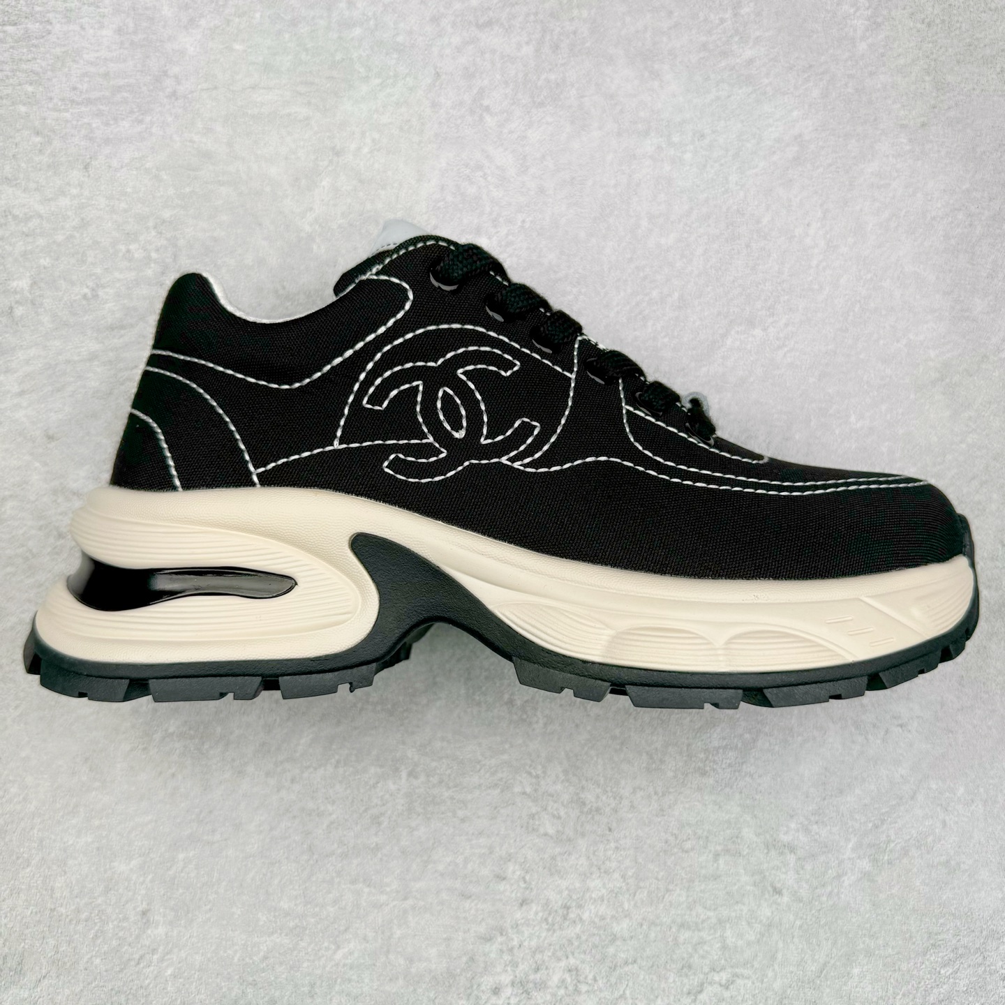 Chanel香奈儿25SS 早春度假系列 小香 金属 休闲 运动鞋 金 银角大王 布面最新国外走秀系列Chanel 香奈儿 2025 早春系列在世界第二小国举办。系列以摩纳哥国际化的海滨生活方式为灵感，从F1赛车赛道到海滩泳池，从赌场到网球场，打造了多样且别致的全新系列赛车手的头盔，连身套装等元素经过重新诠释更显时尚感 配送专柜精美包装 面料： 原版进口编织+科技面料 内里：原版定制透气网里 鞋底：原版开模超轻发泡组合大底 底厚：3.5CM 尺码：女款35-40-选品中心