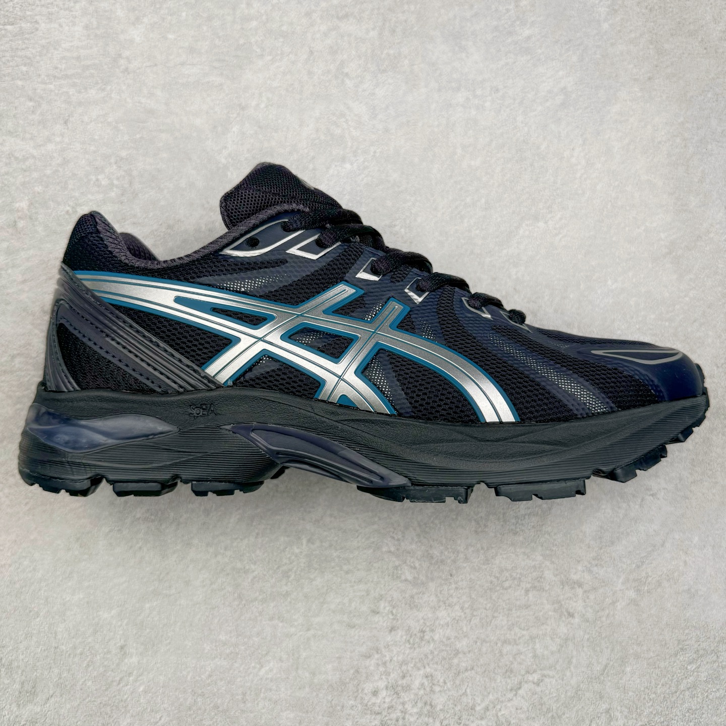 Asics Gel-Flux CN 亚瑟士时尚运动织物合成革减震透气低帮训练跑步鞋 全球知名运动品牌ASICS亚瑟士推出全新Gel-Flux CN是亚瑟士的一款缓冲跑鞋，其设计重在回弹性和舒适性，特殊的多重缓震结构，让鞋子充分吸收运动时的冲力，并提供优秀的回弹效果。尺码：36 37 37.5 38 39 40 40.5 41.5 42 42.5 43.5 44 44.5 45-选品中心