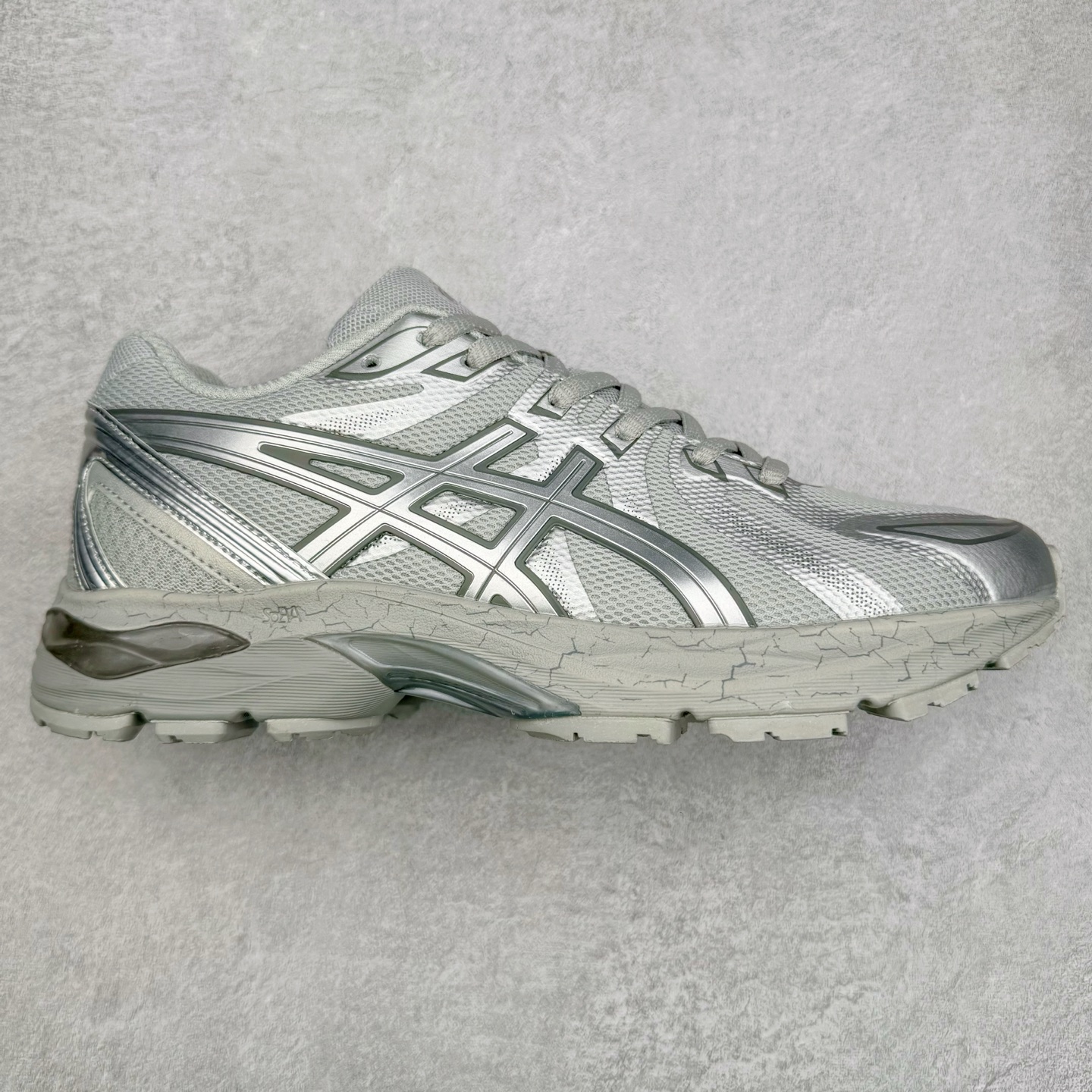 Asics Gel-Flux CN 亚瑟士时尚运动织物合成革减震透气低帮训练跑步鞋 全球知名运动品牌ASICS亚瑟士推出全新Gel-Flux CN是亚瑟士的一款缓冲跑鞋，其设计重在回弹性和舒适性，特殊的多重缓震结构，让鞋子充分吸收运动时的冲力，并提供优秀的回弹效果。尺码：36 37 37.5 38 39 40 40.5 41.5 42 42.5 43.5 44 44.5 45-选品中心