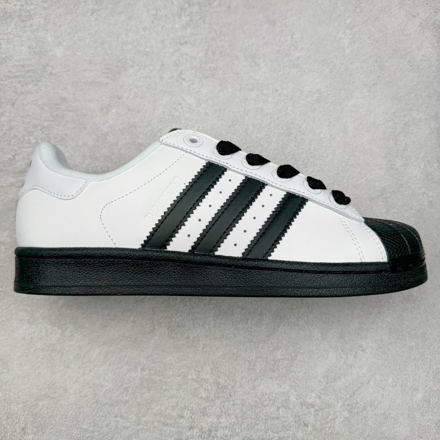 AD Originals Superstar 经典复古贝壳头板鞋 JI0124 诞生于1969年 是第一双将全皮面鞋 身与橡胶鞋头结合在一起的低帮篮球鞋 Superstar最开始 是作为高帮篮球鞋Pro Model的低帮版本而出现的 但因为其独特和醒目的橡胶鞋头造型而让大家熟知 被大家形象地称为\\\”shelltoe\\\”贝壳头 在70年代的美国职业篮球场上 接近3/4的NBA球员都将这双Superstar作为场上用鞋 80年代之后 经过不断的改良和发展 Superstar逐渐成为横跨时装、音乐、街头文化、休闲和运动等各大领域的时尚潮鞋 尺码：36 36.5 37 38 38.5 39 40 40.5 41 42 42.5 43 44 44.5 45-选品中心