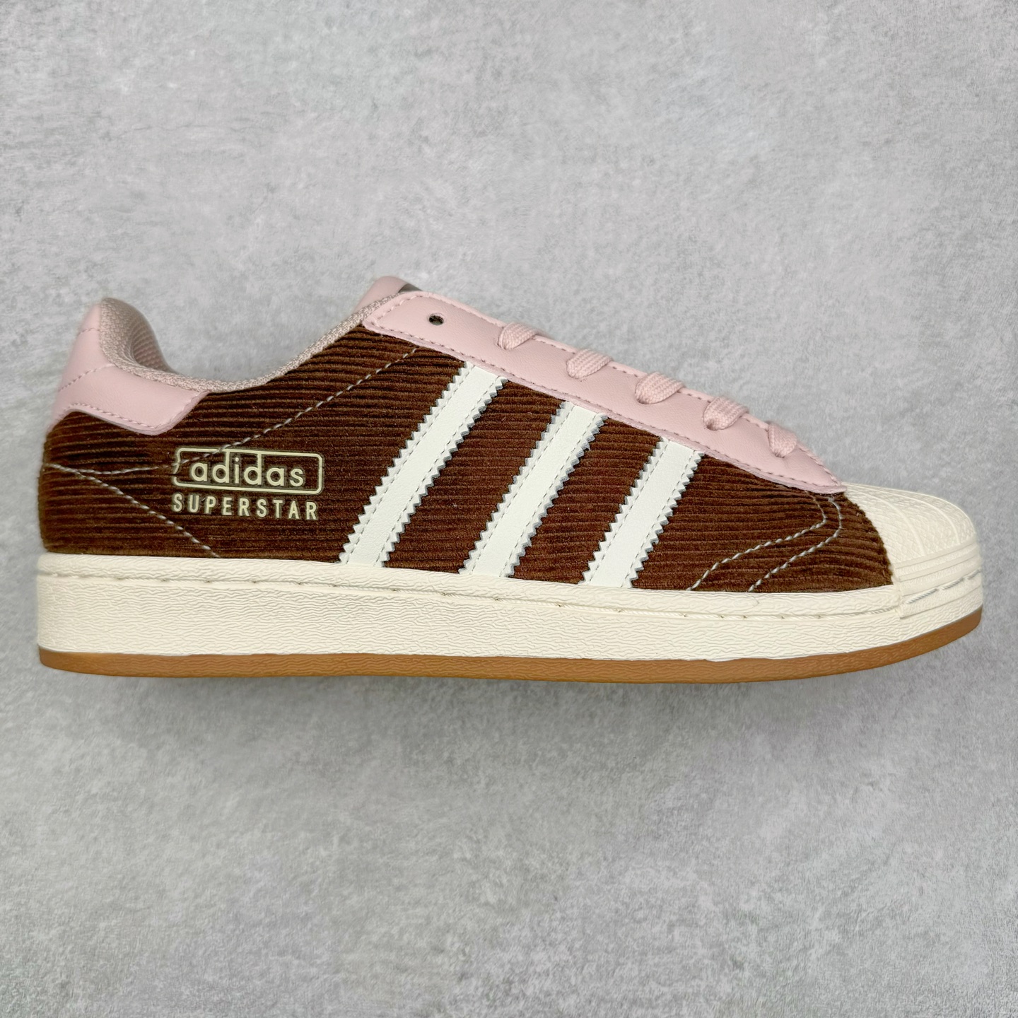 AD Originals Superstar 经典复古贝壳头板鞋 IG2153 诞生于1969年 是第一双将全皮面鞋 身与橡胶鞋头结合在一起的低帮篮球鞋 Superstar最开始 是作为高帮篮球鞋Pro Model的低帮版本而出现的 但因为其独特和醒目的橡胶鞋头造型而让大家熟知 被大家形象地称为\\\