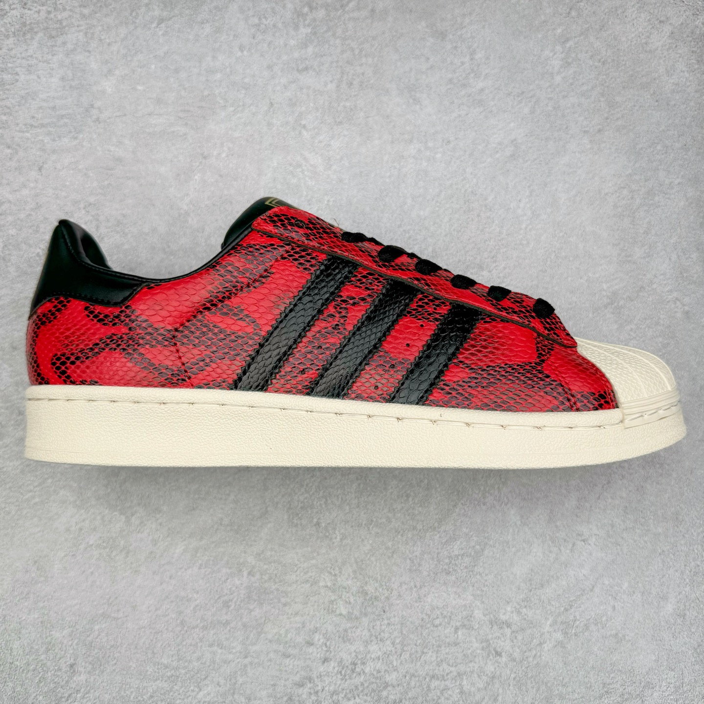 AD Originals Superstar 经典复古贝壳头板鞋 JI0104 诞生于1969年 是第一双将全皮面鞋 身与橡胶鞋头结合在一起的低帮篮球鞋 Superstar最开始 是作为高帮篮球鞋Pro Model的低帮版本而出现的 但因为其独特和醒目的橡胶鞋头造型而让大家熟知 被大家形象地称为\\\”shelltoe\\\”贝壳头 在70年代的美国职业篮球场上 接近3/4的NBA球员都将这双Superstar作为场上用鞋 80年代之后 经过不断的改良和发展 Superstar逐渐成为横跨时装、音乐、街头文化、休闲和运动等各大领域的时尚潮鞋 尺码：36 36.5 37 38 38.5 39 40 40.5 41 42 42.5 43 44 44.5 45-选品中心